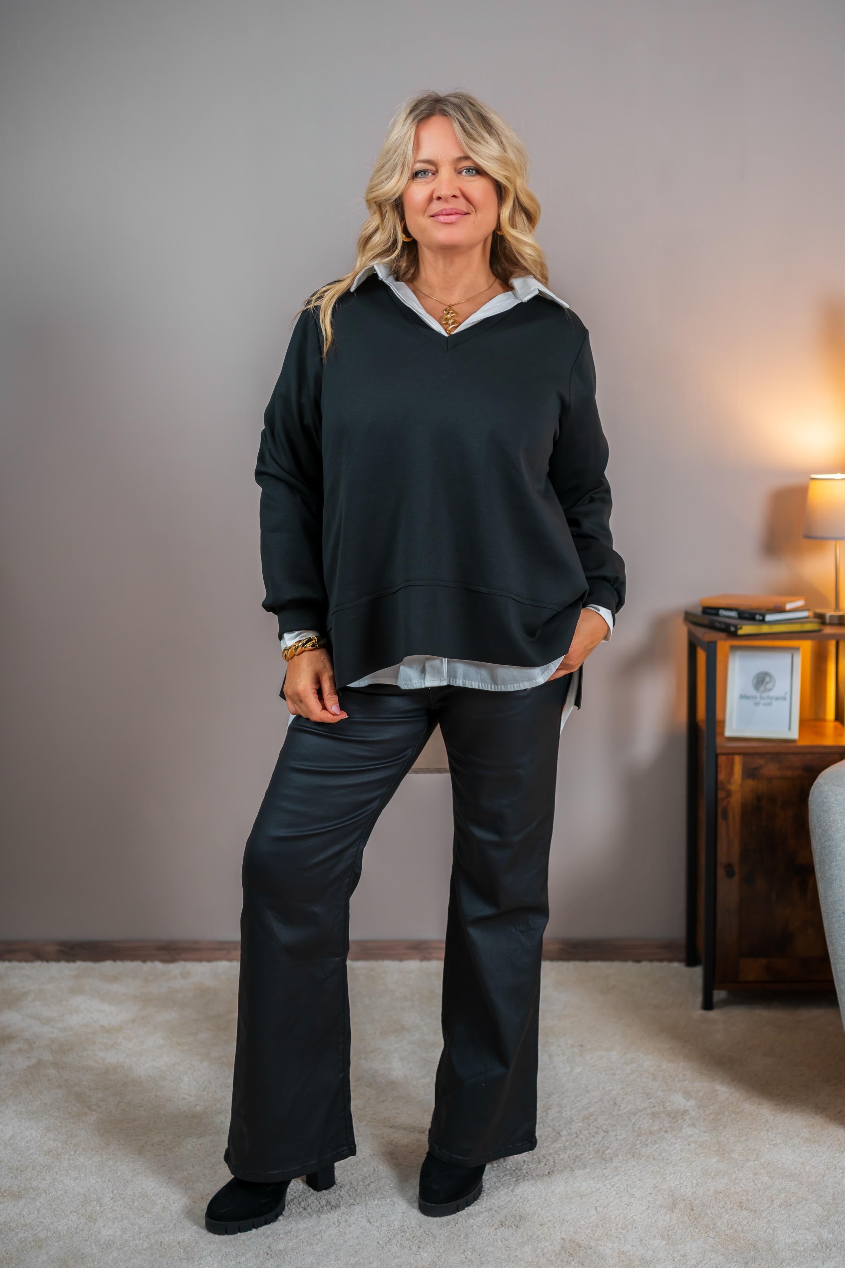 Oversize Sweatshirt mit V-Ausschnitt, schwarz