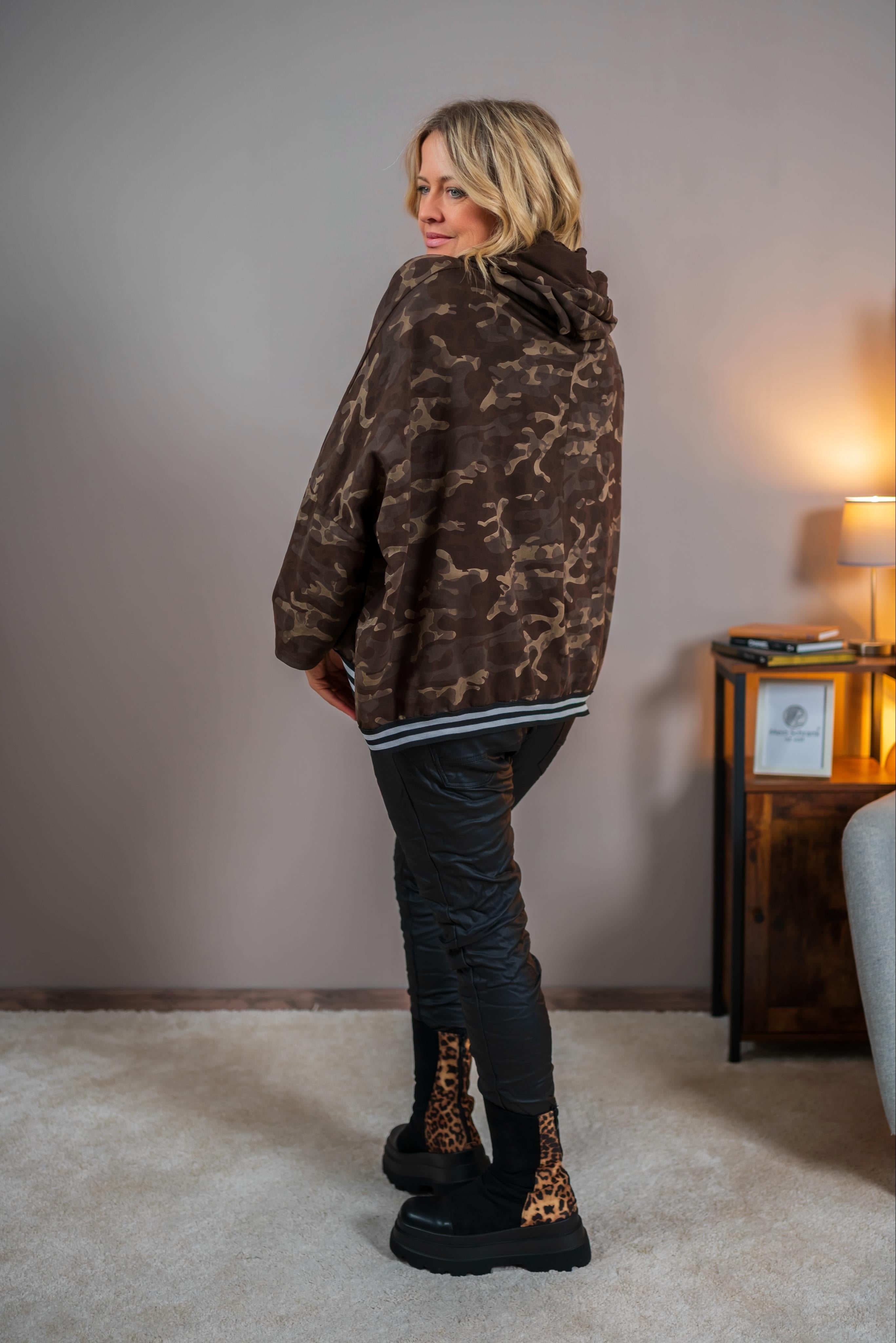 Oversize Sweatshirt mit Camouflage-Print und Kapuze, dunkelbraun