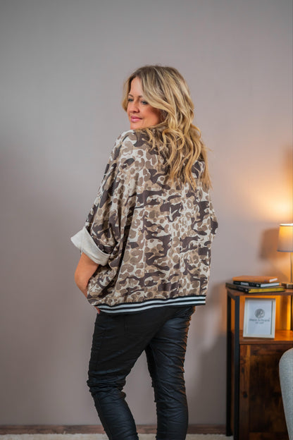 Oversize Sweatshirt mit Camouflage-Print und Kapuze, beige/sand