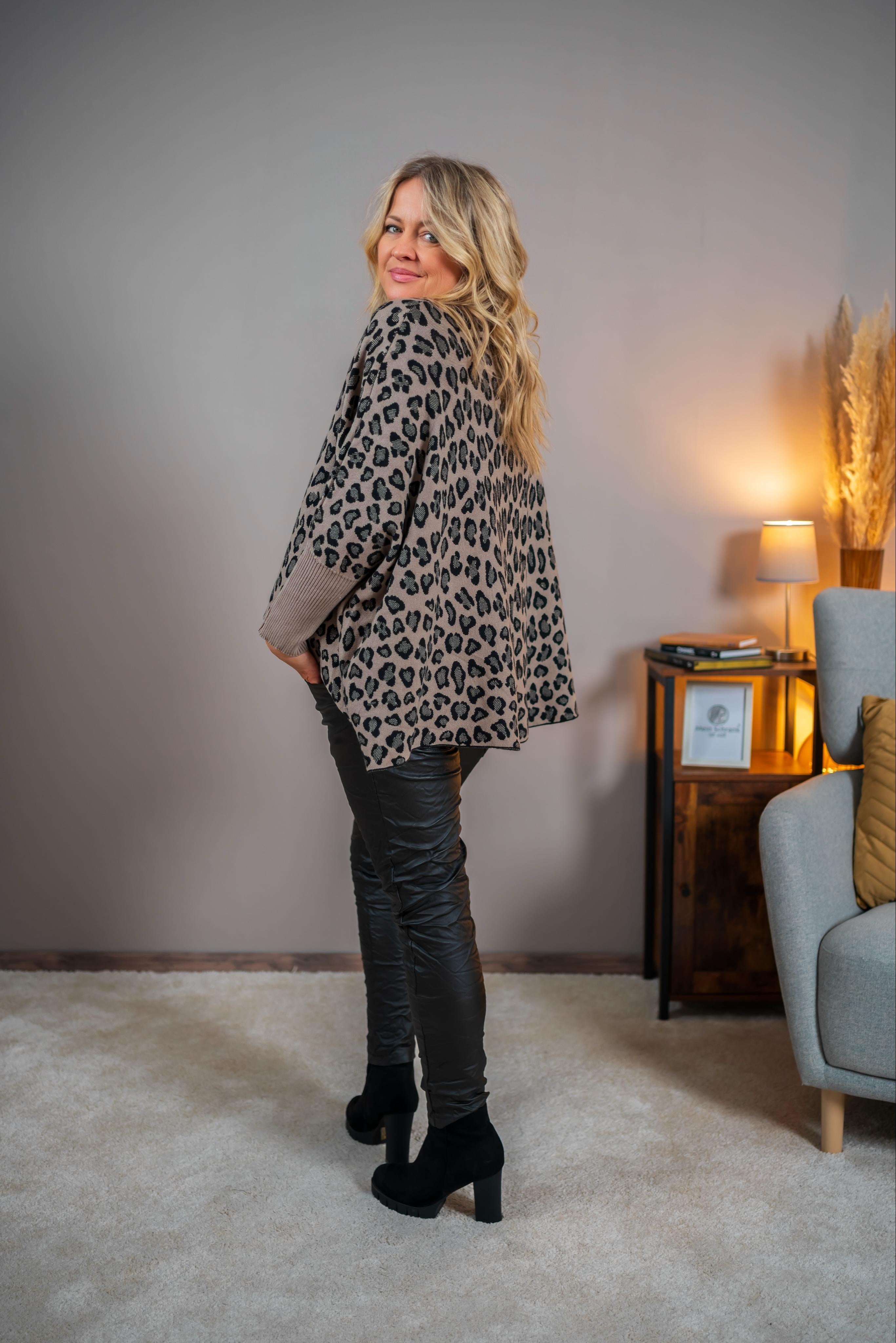 Oversize Strickjacke im Leo-Design