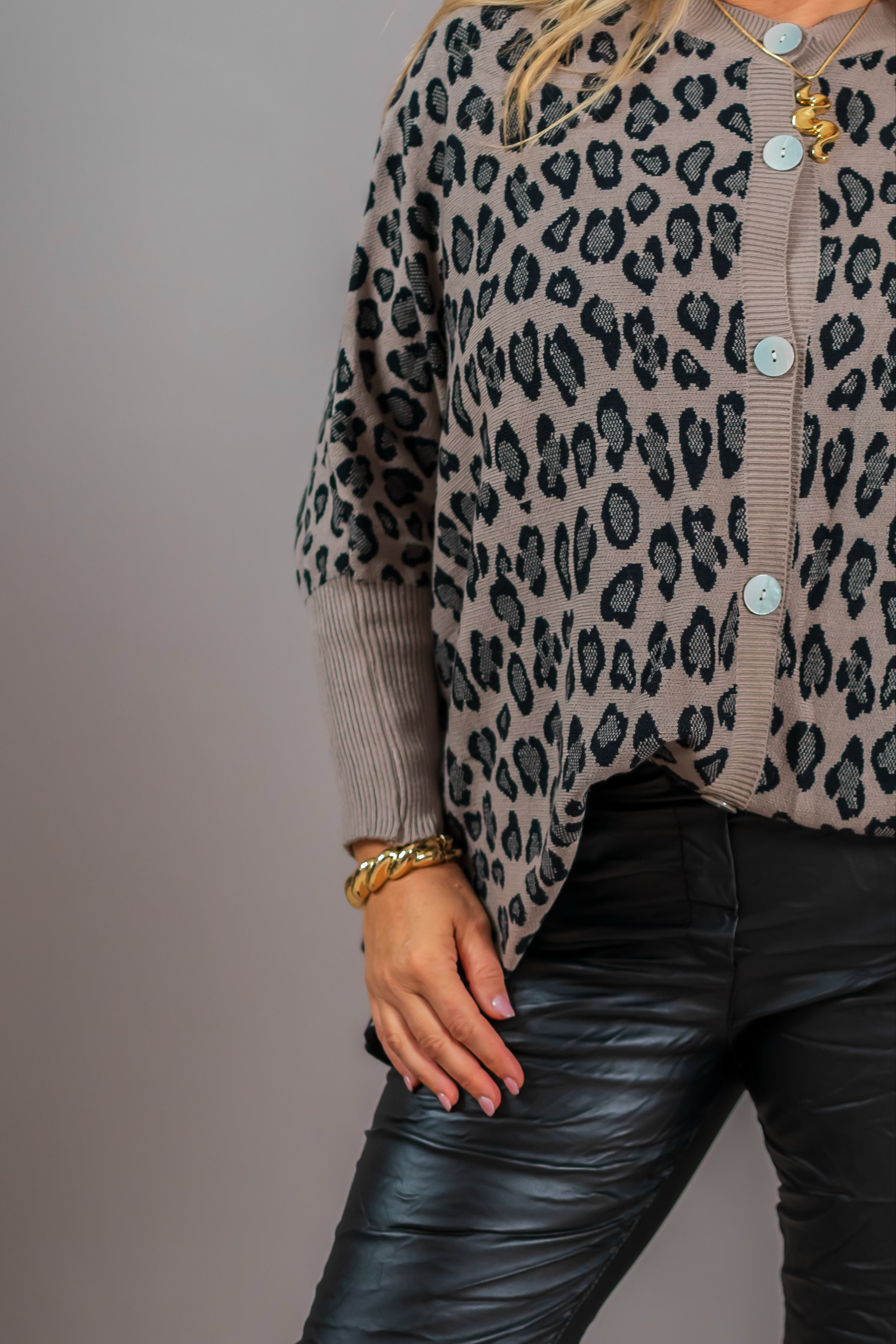 Oversize Strickjacke im Leo-Design