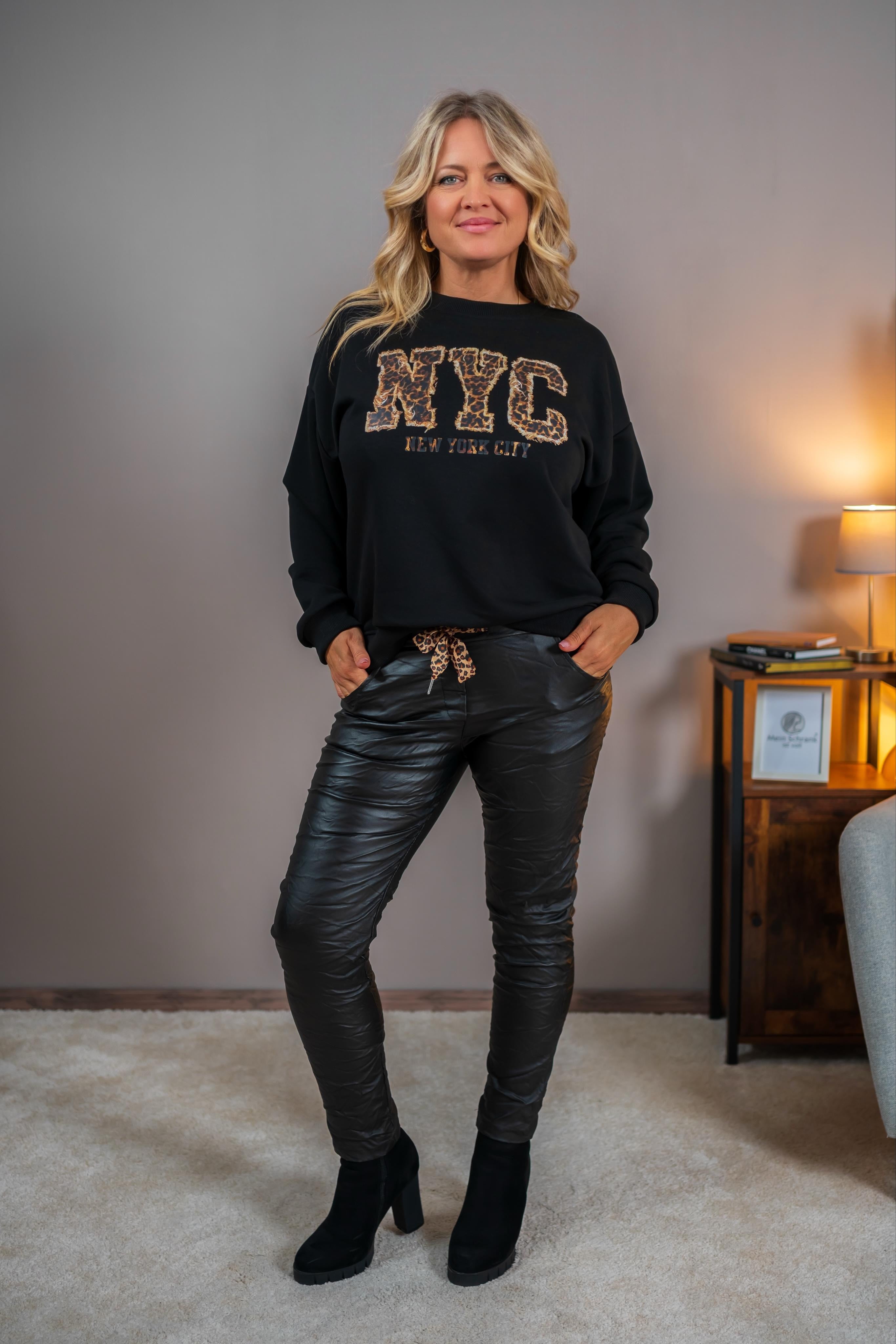 Oversize-Sweater mit Leo-Details, schwarz