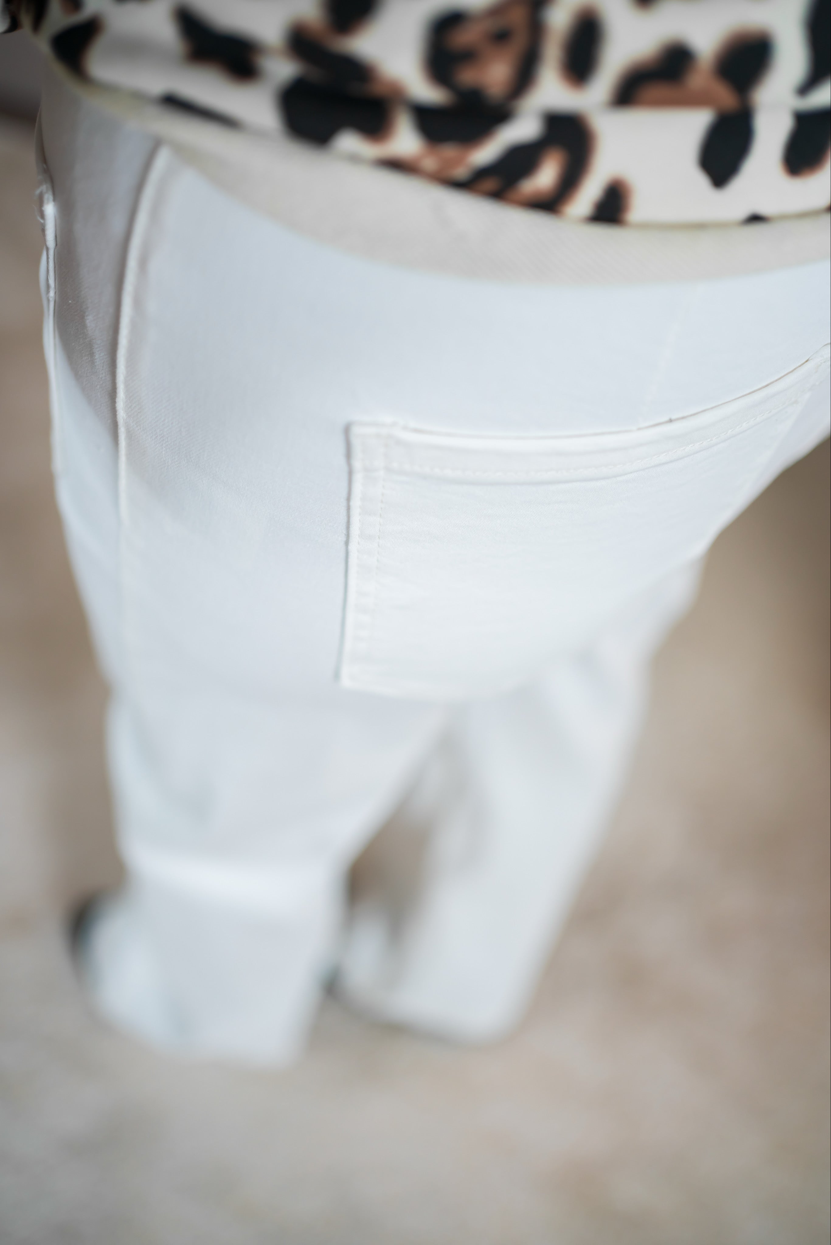 Jeans mit aufgesetzten Taschen, wollweiß