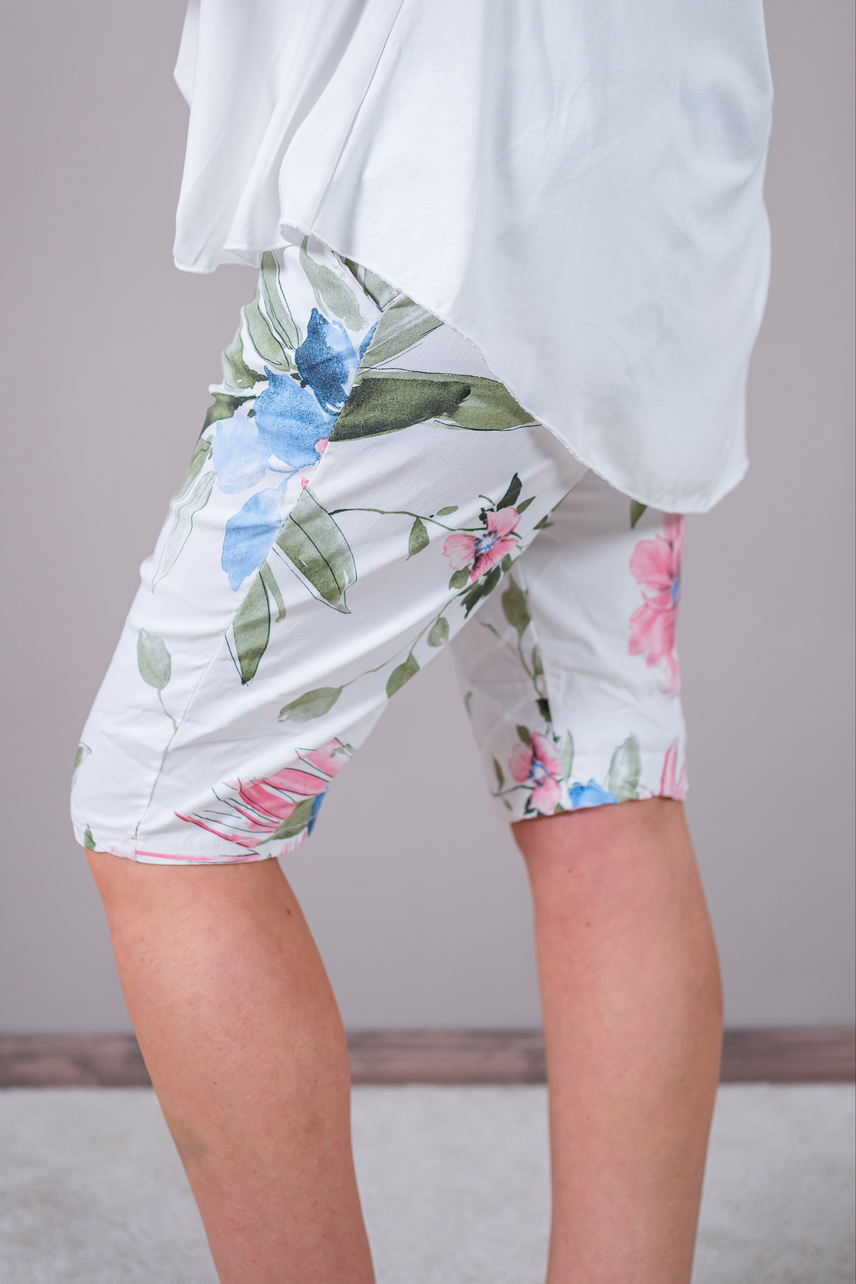 Shorts mit Allover-Blumenprint, weiß/bunt