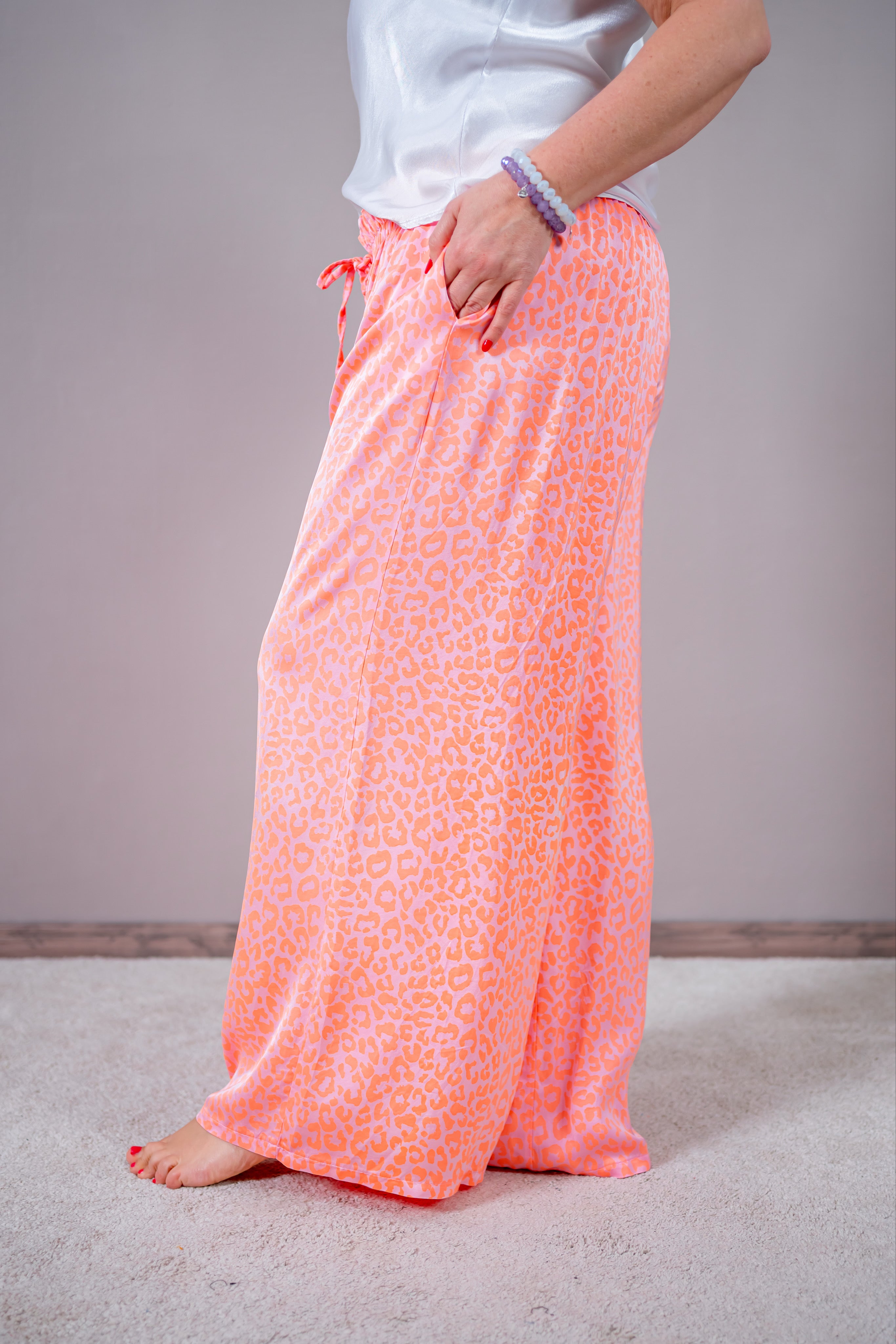 Weite Hose mit Leo-Design, neonpink