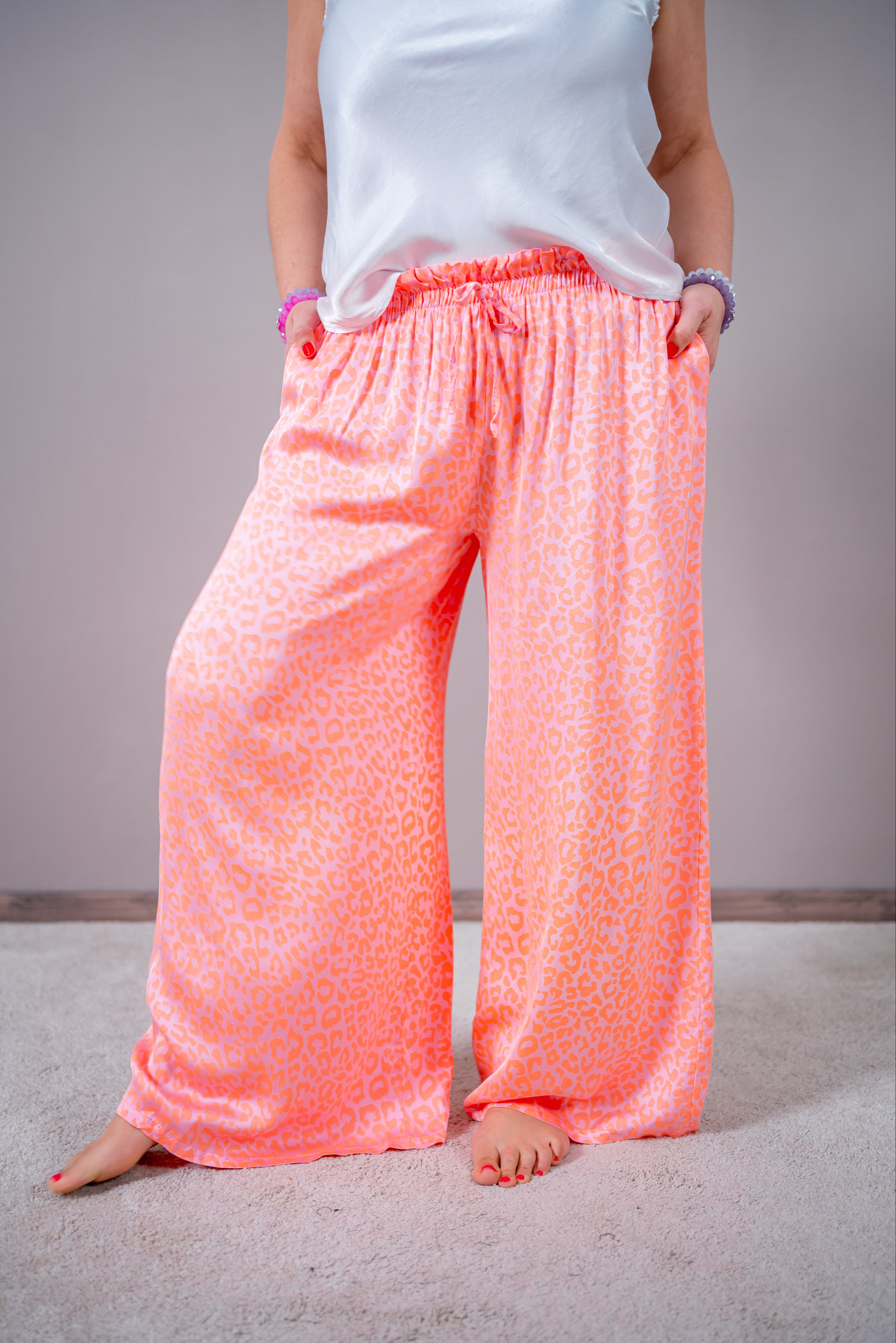 Weite Hose mit Leo-Design, neonpink
