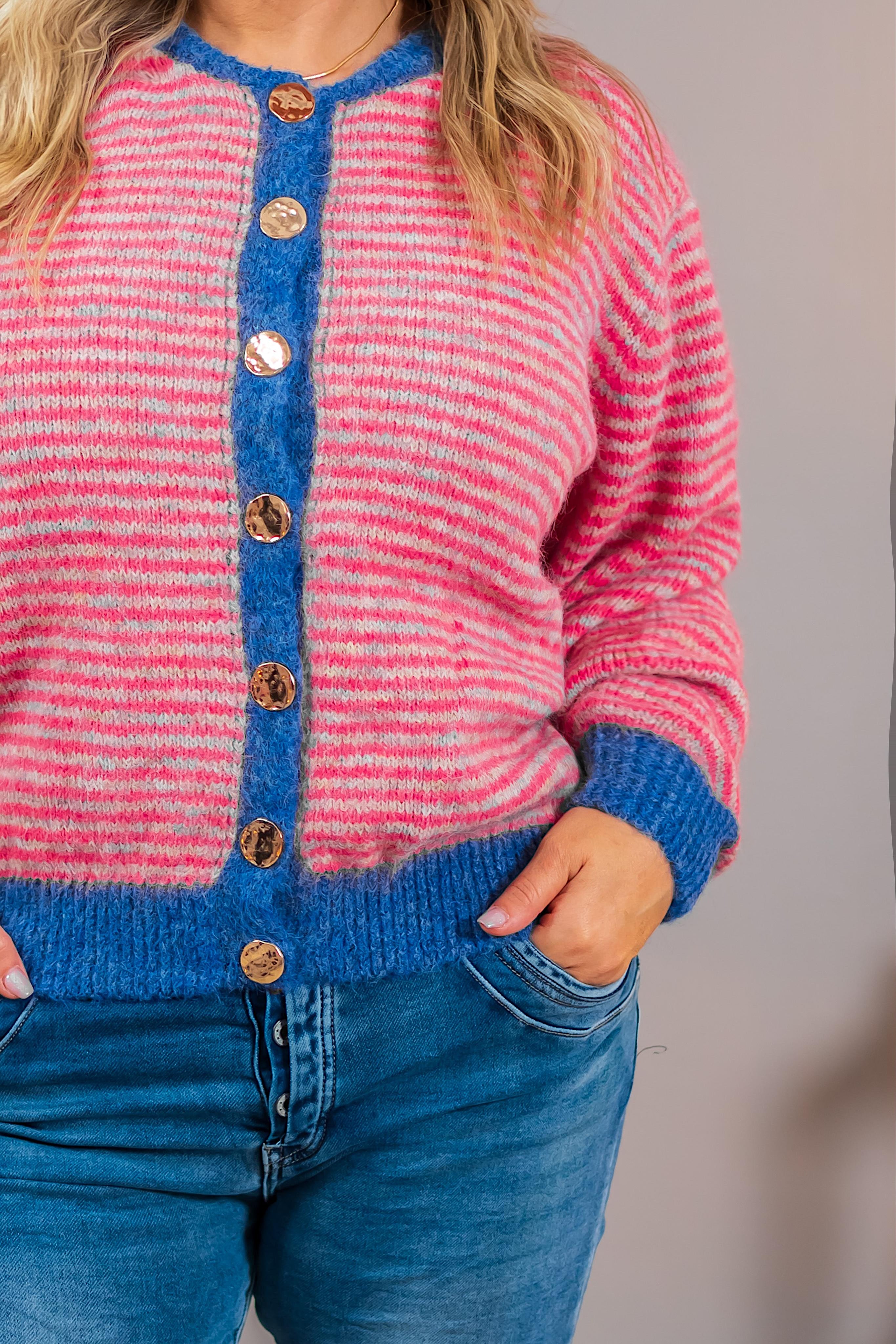 Strickjacke mit Glamour-Knöpfen