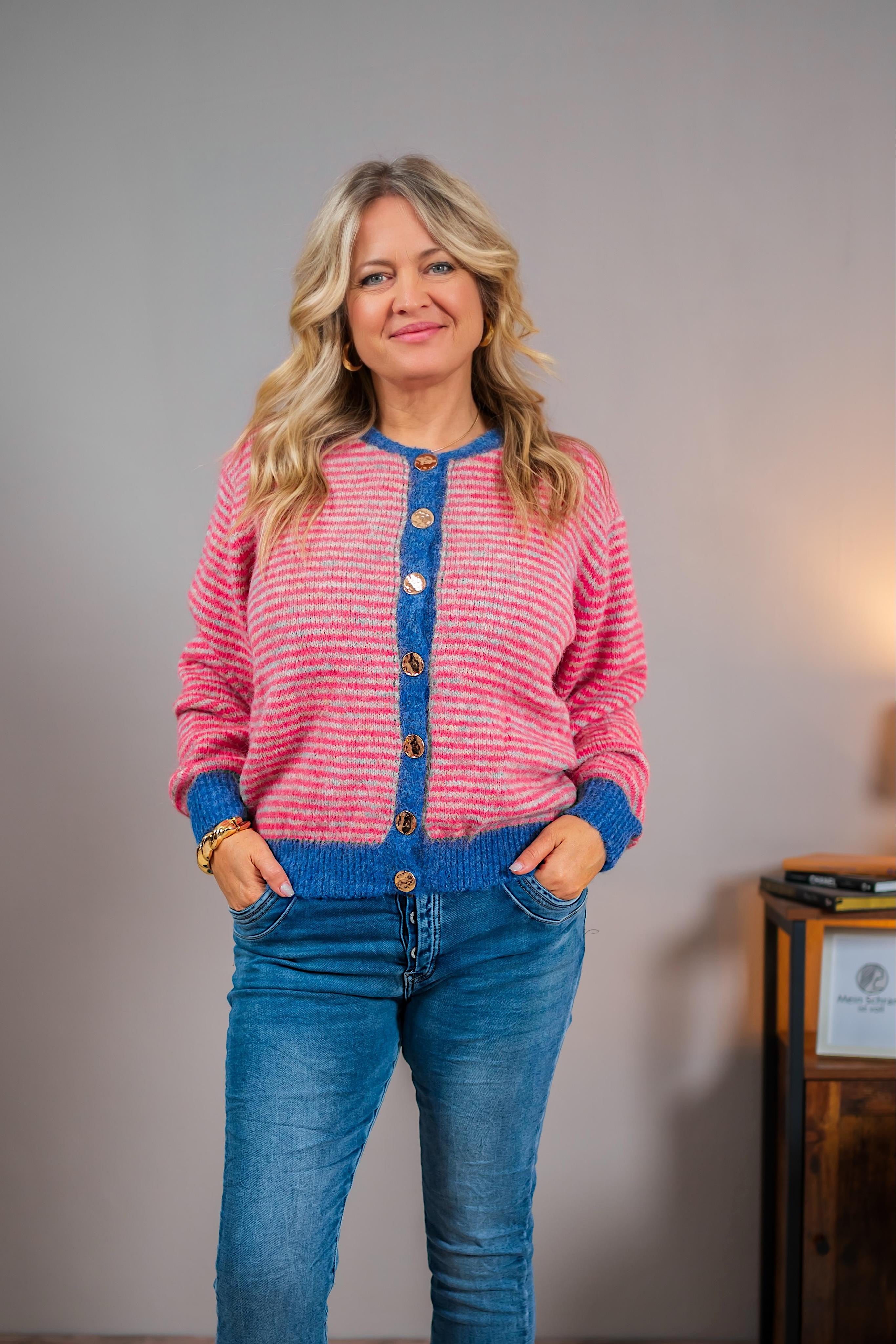 Strickjacke mit Glamour-Knöpfen