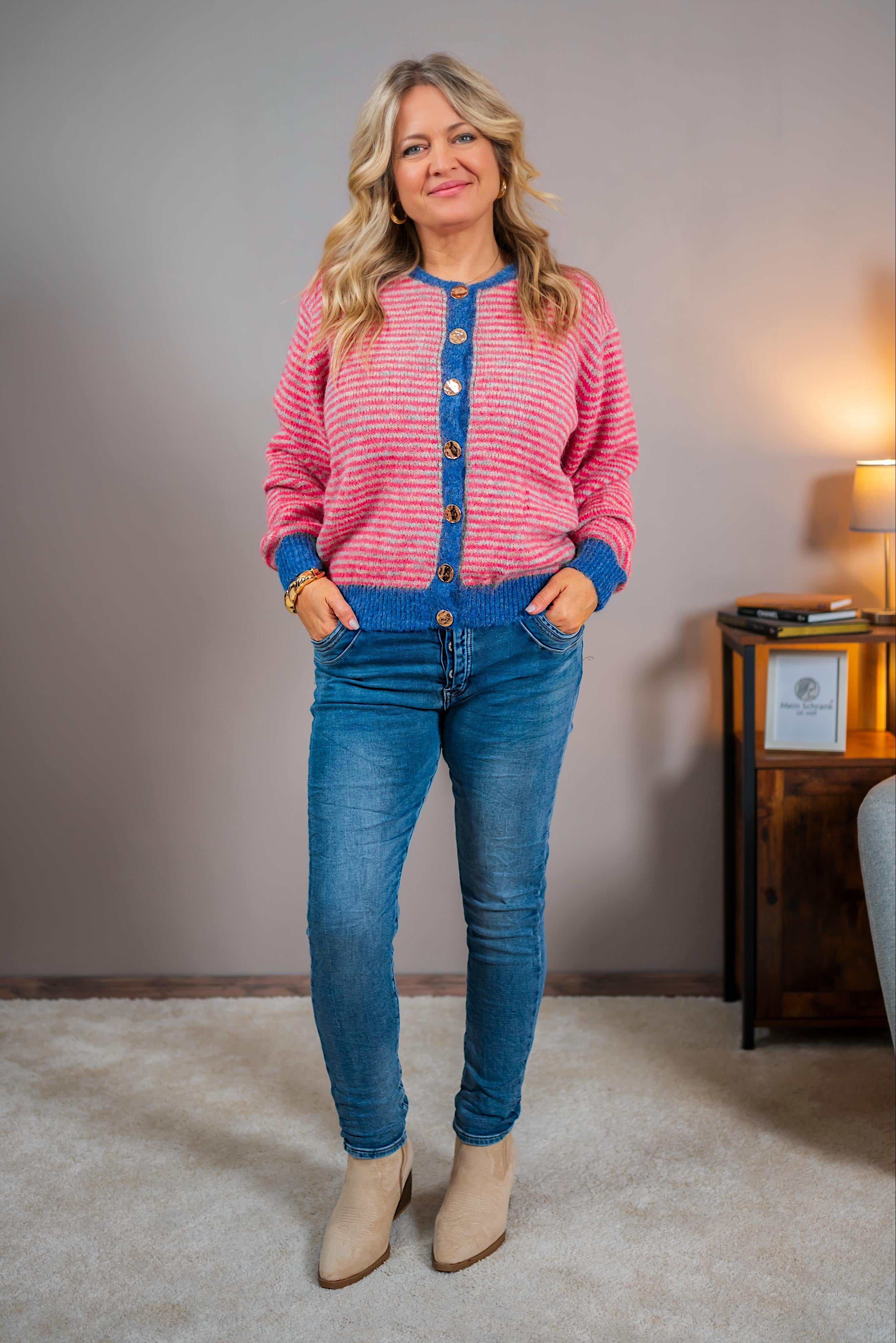 Strickjacke mit Glamour-Knöpfen