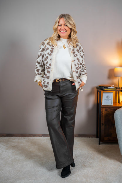 Kuschelige Strickjacke im Leo-Muster