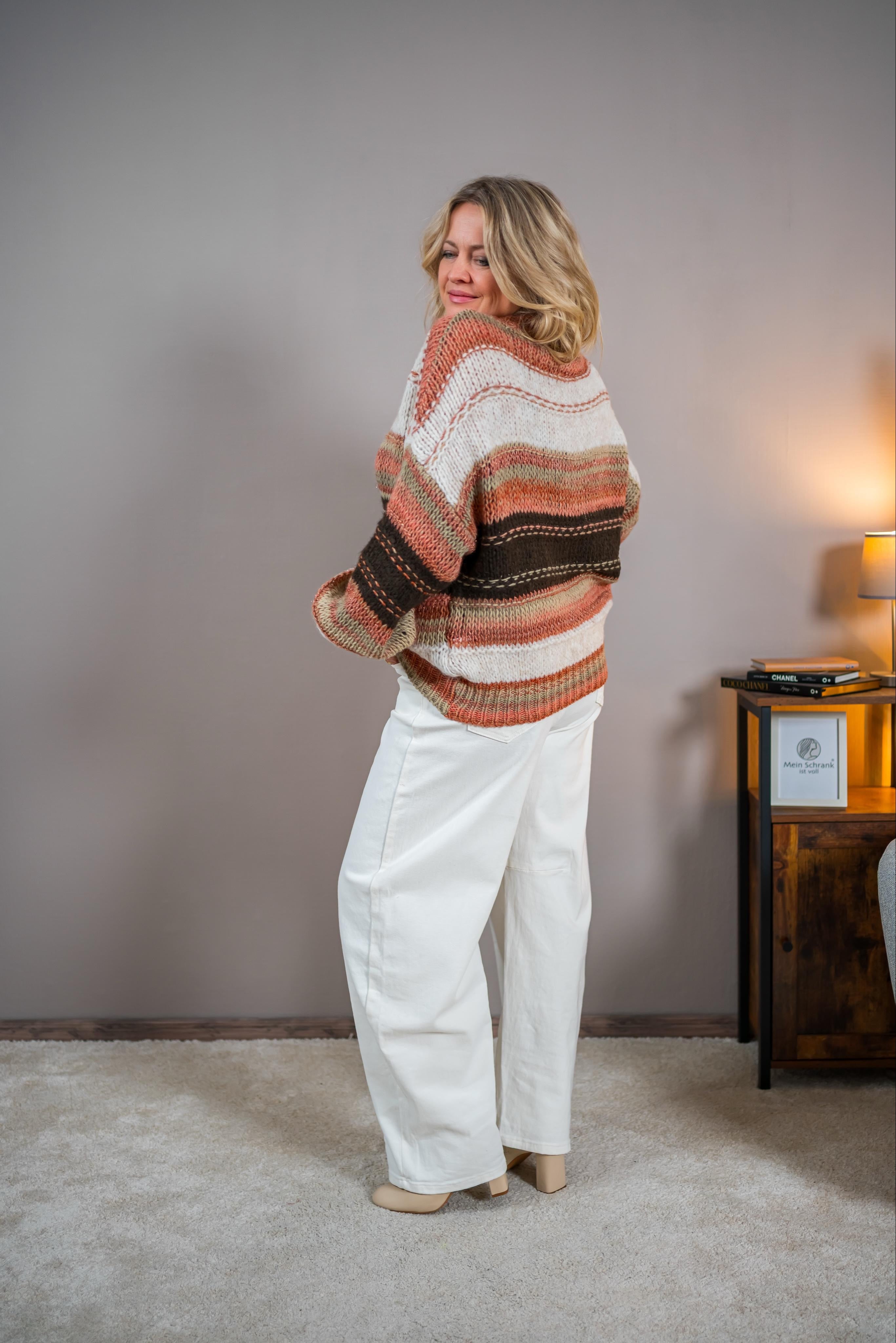 Gestreifter Strickpullover mit Goldfaden und Stehkragen, rost/creme/braun