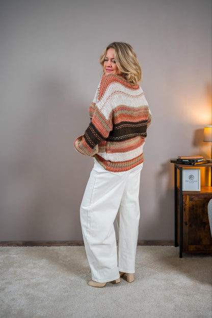 Gestreifter Strickpullover mit Goldfaden und Stehkragen, rost/creme/braun