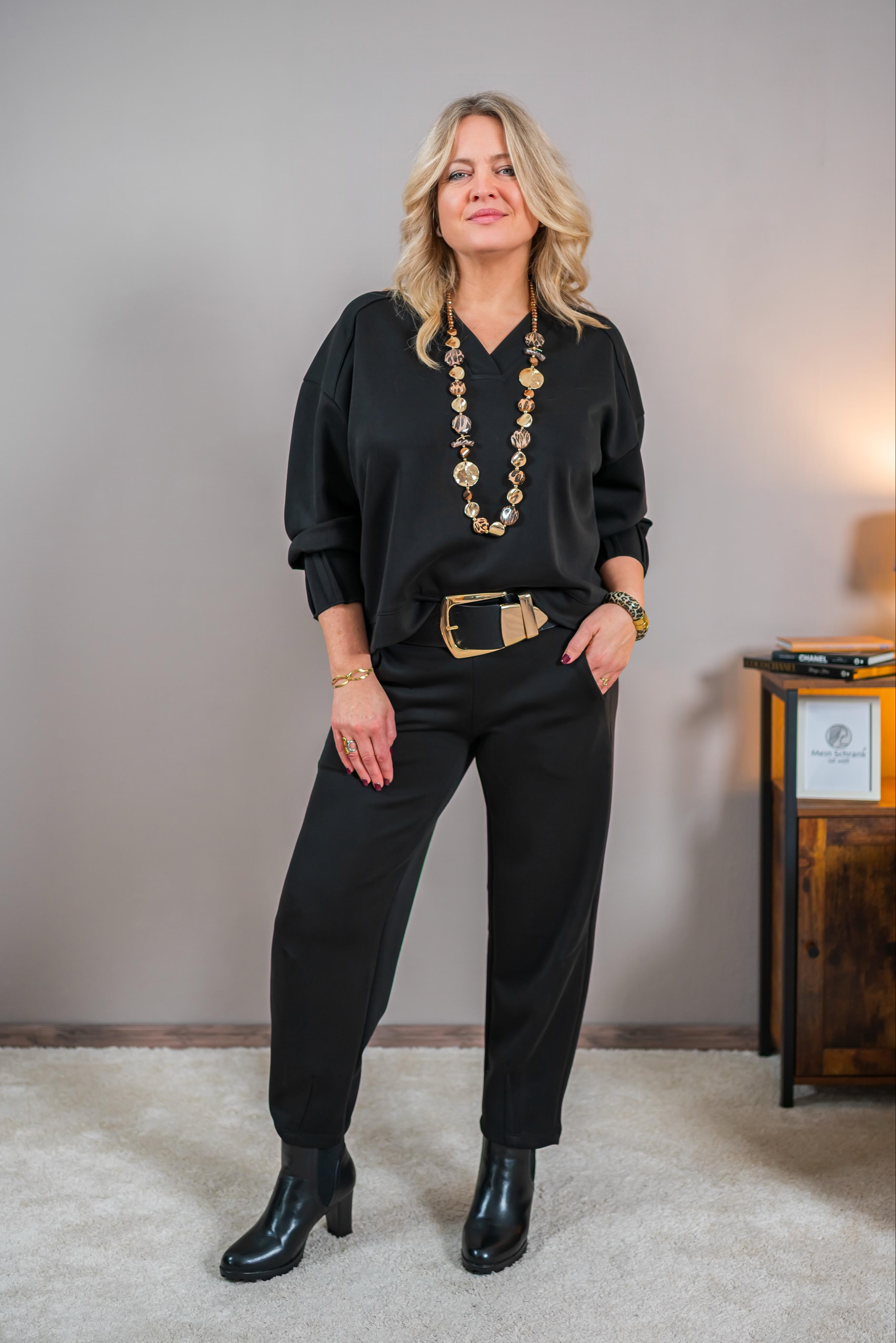 Elegantes Sweatshirt mit V-Ausschnitt, schwarz