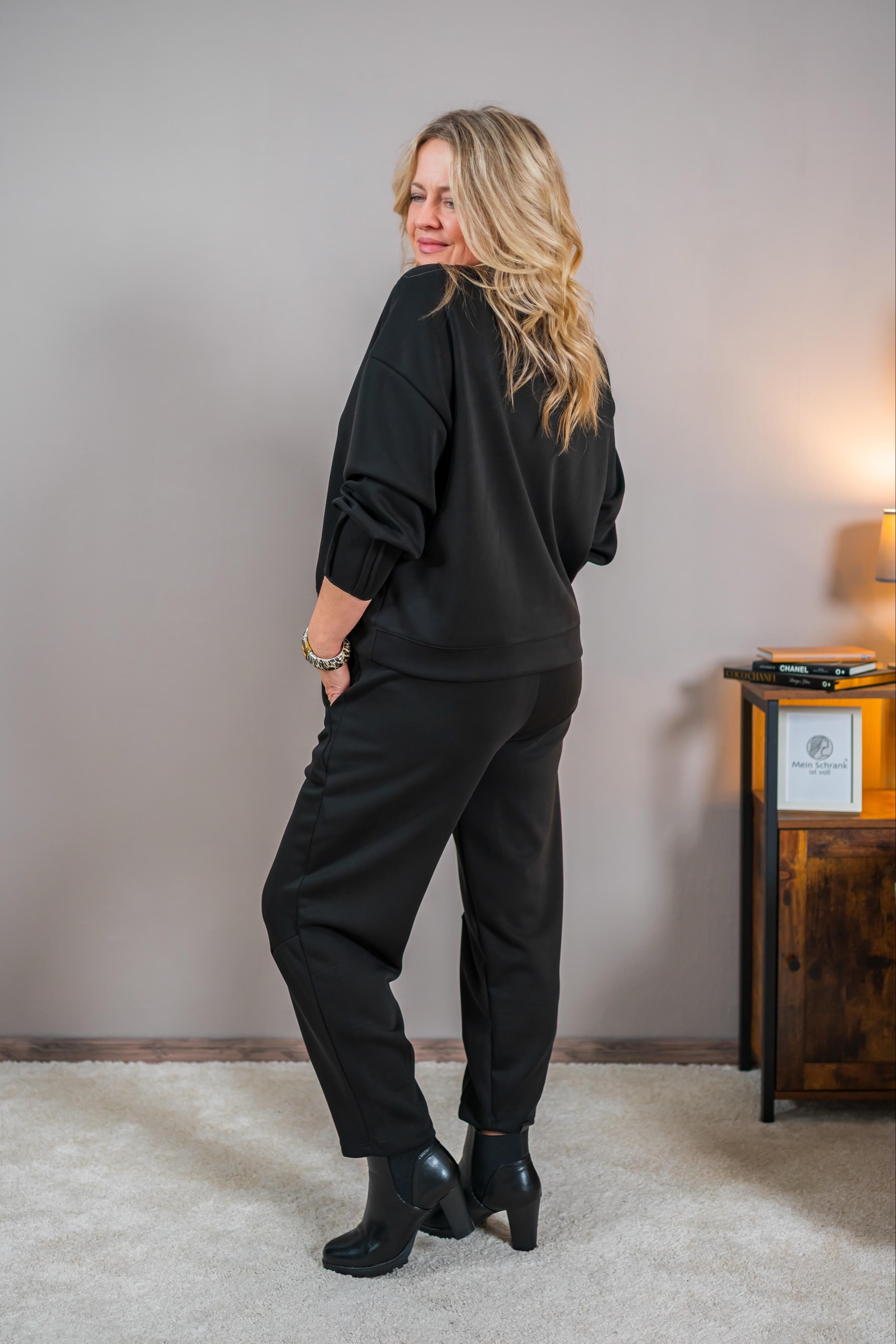 Elegantes Sweatshirt mit V-Ausschnitt, schwarz