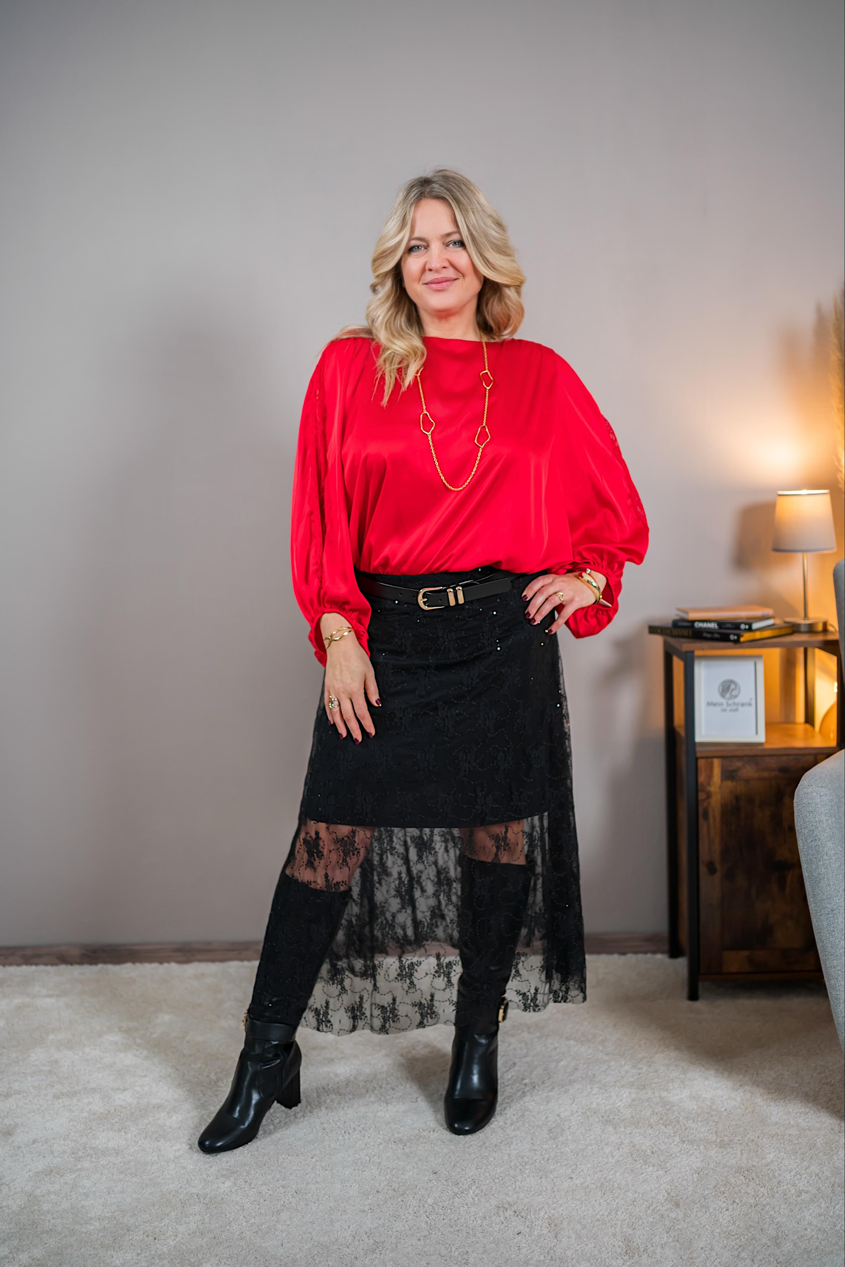 Schwarzer Midirock mit Spitze