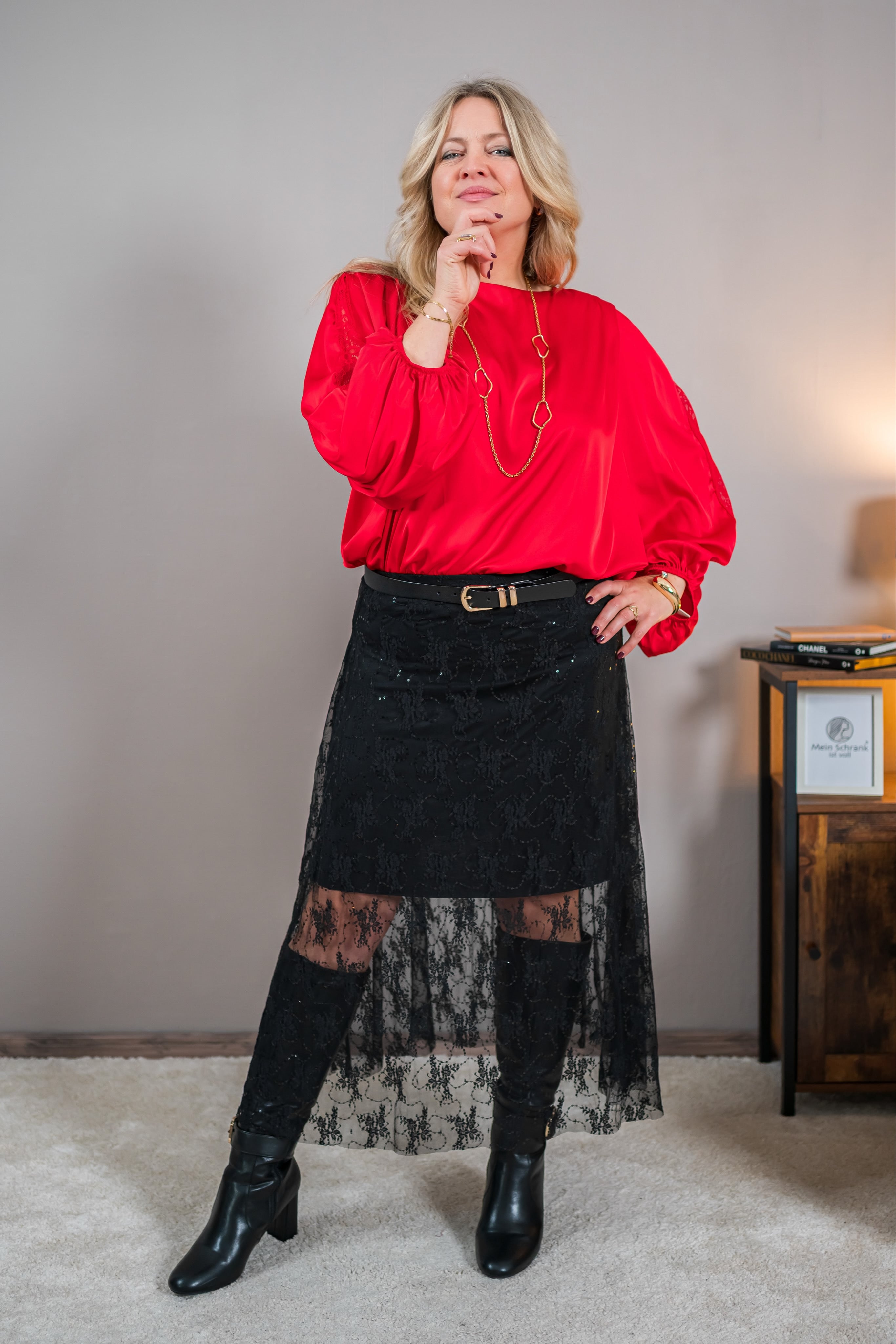 Schwarzer Midirock mit Spitze