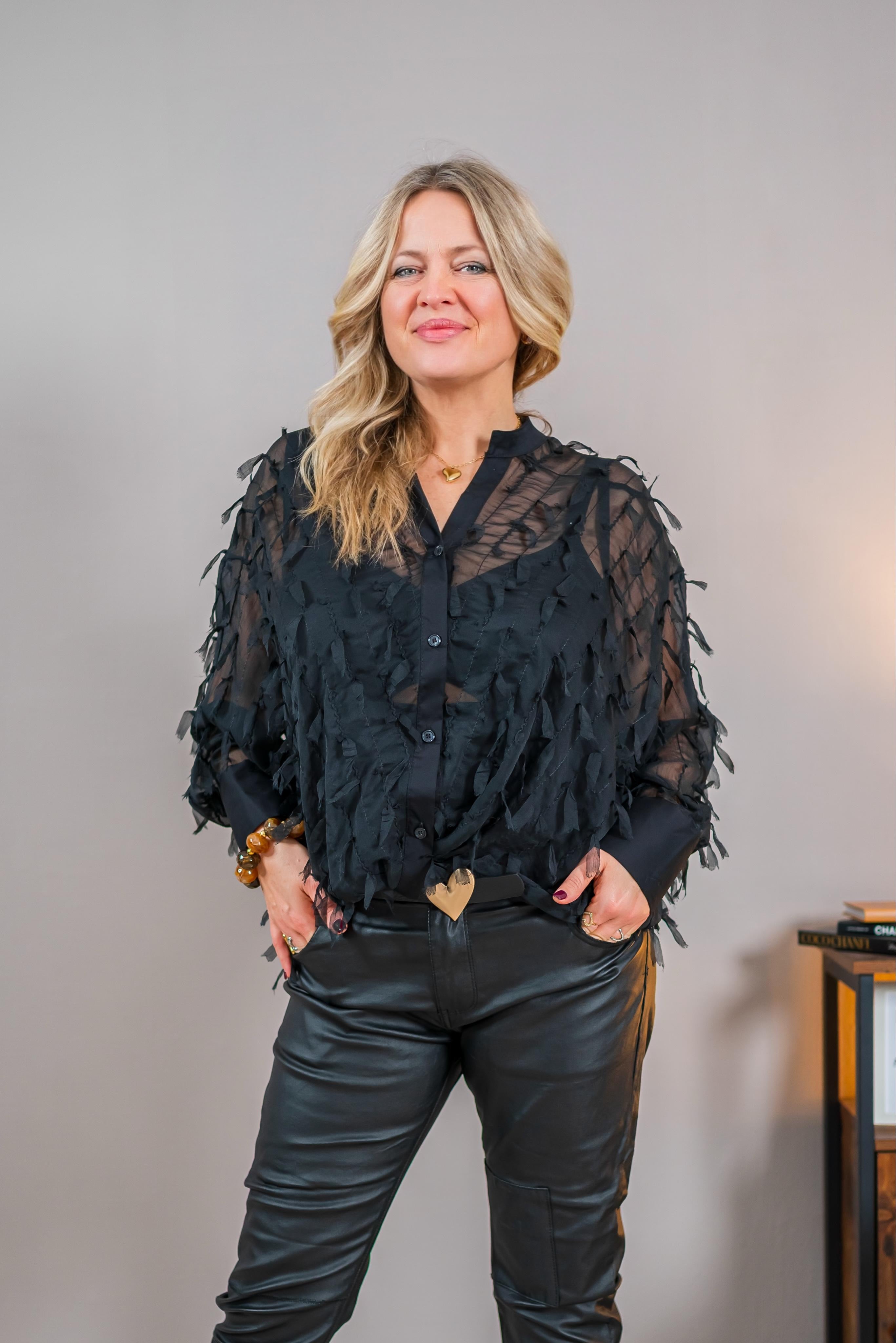 Bluse mit stylischen Fransen, schwarz