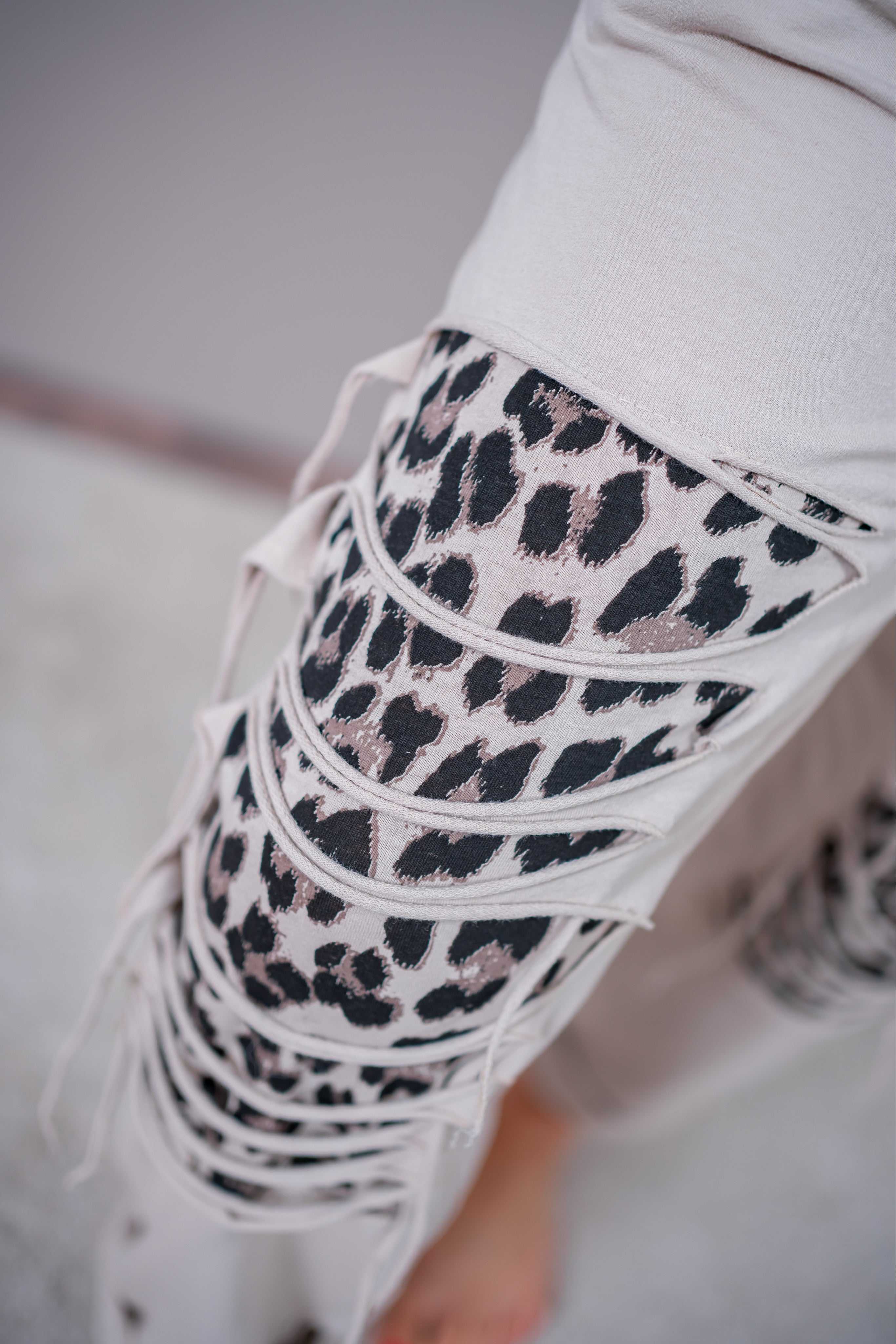 Cut-Out-Hose mit Leo-Detail, beige