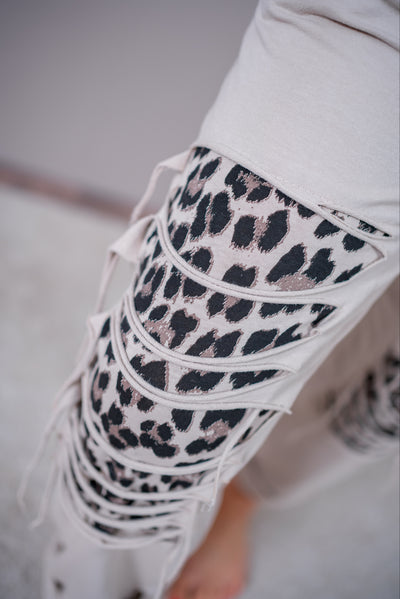 Cut-Out-Hose mit Leo-Detail, beige