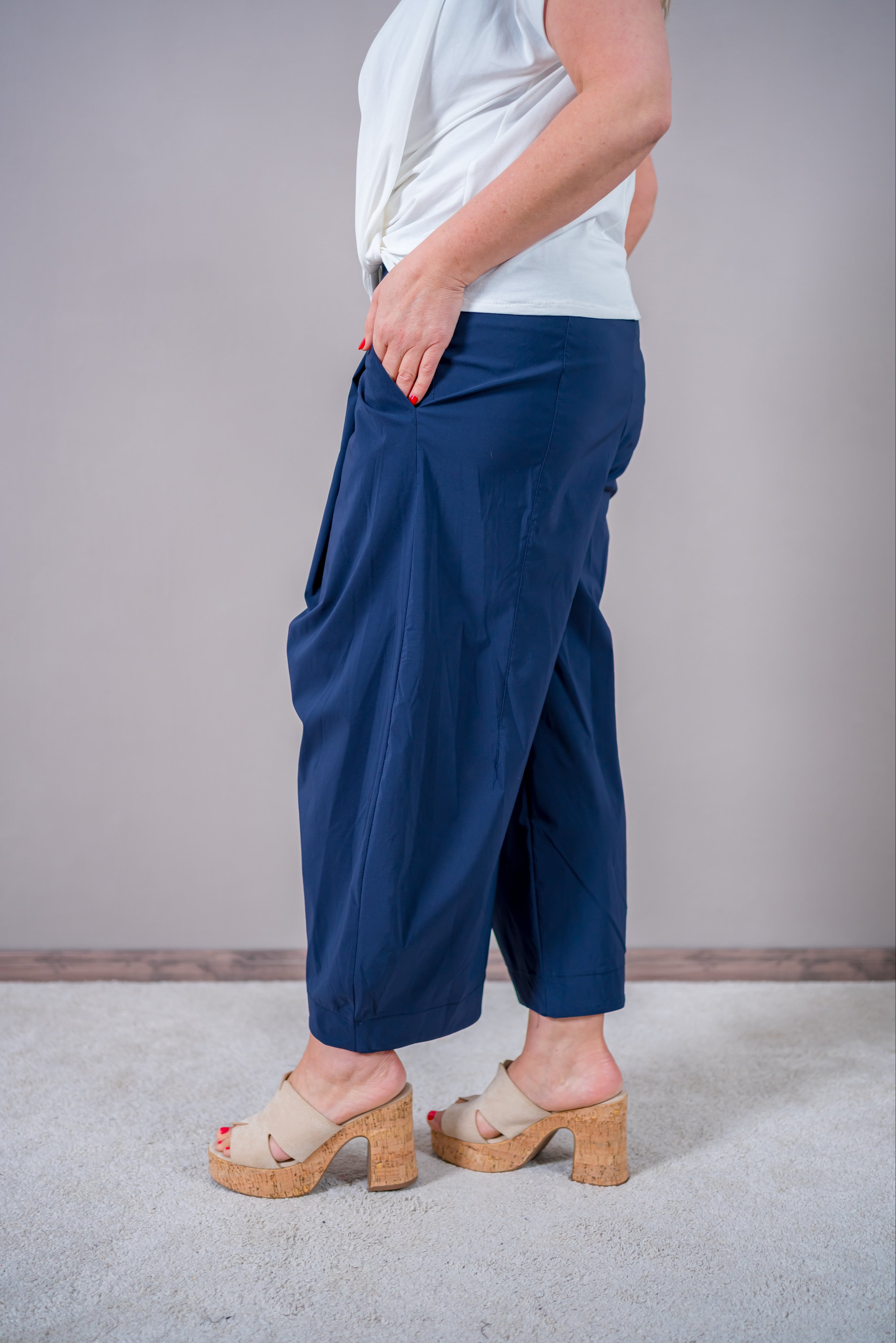 Weite Hose mit Knickfalte, dunkelblau