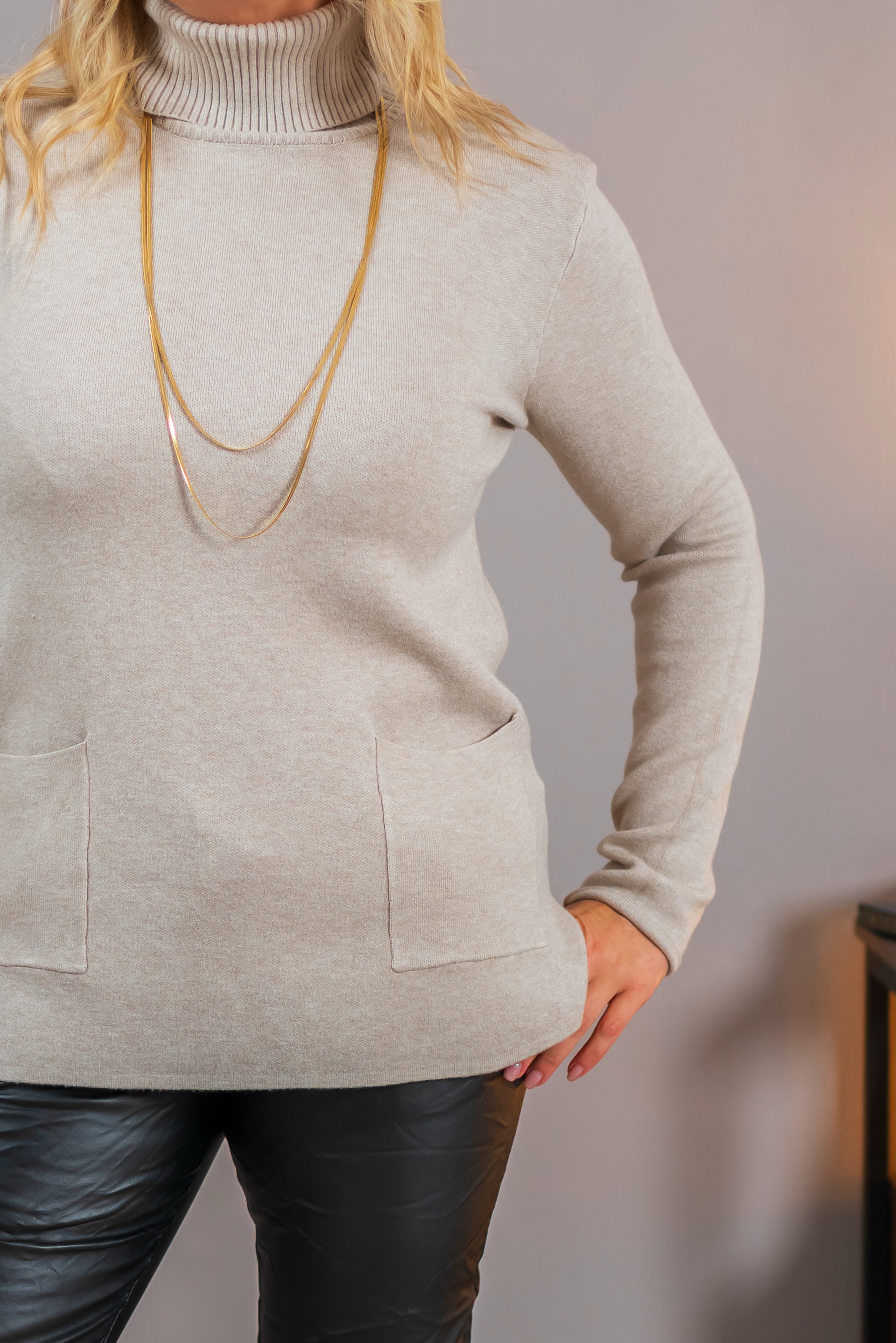 Langer Strickpullover mit Rollkragen, beige