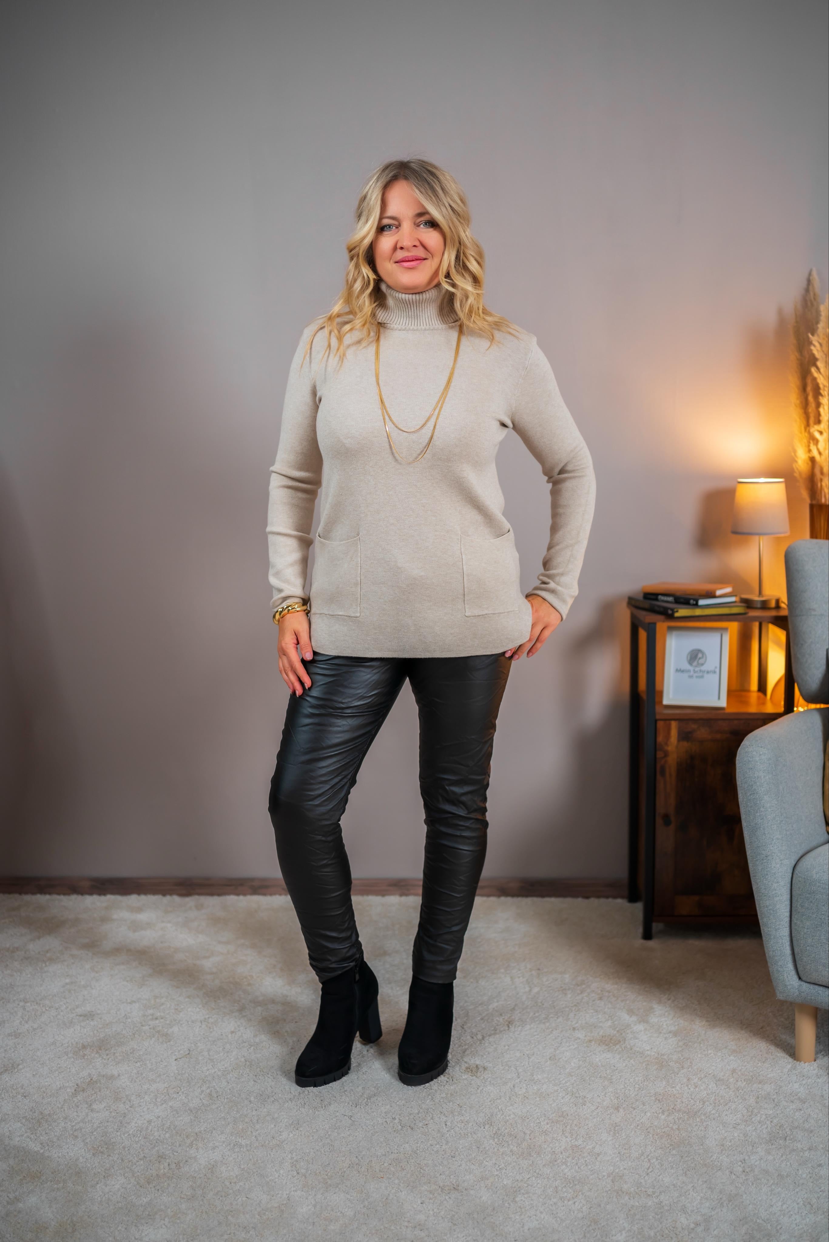 Langer Strickpullover mit Rollkragen, beige