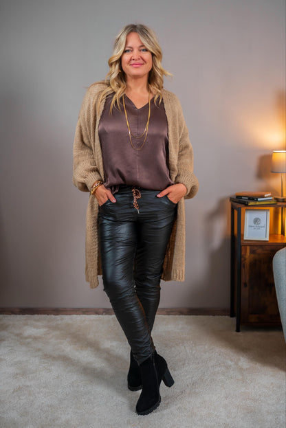 Langer Strick-Cardigan mit Statement-Schriftzug, beige