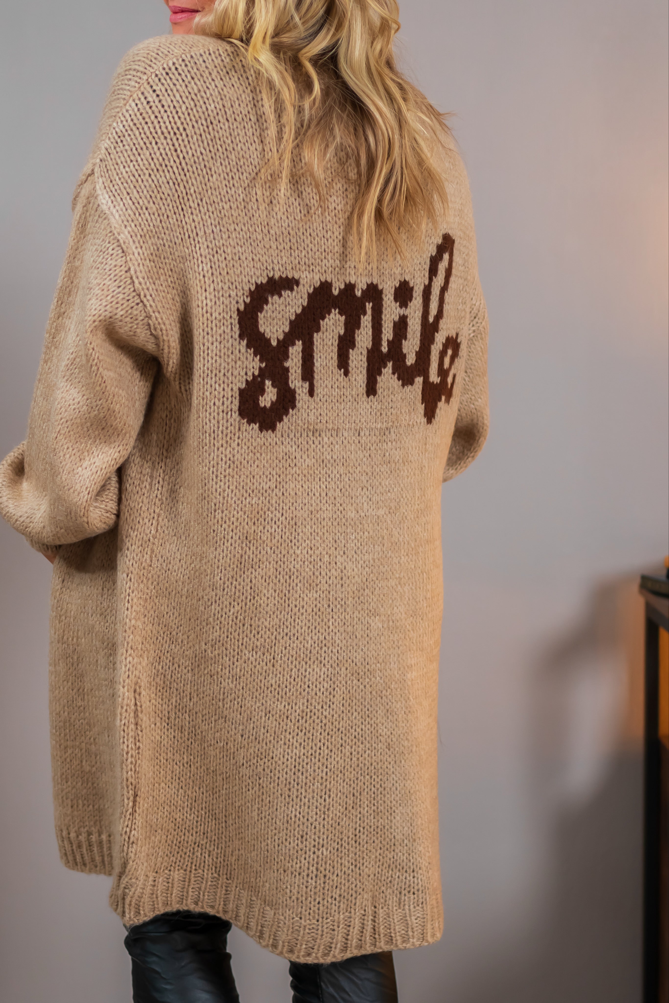 Langer Strick-Cardigan mit Statement-Schriftzug, beige
