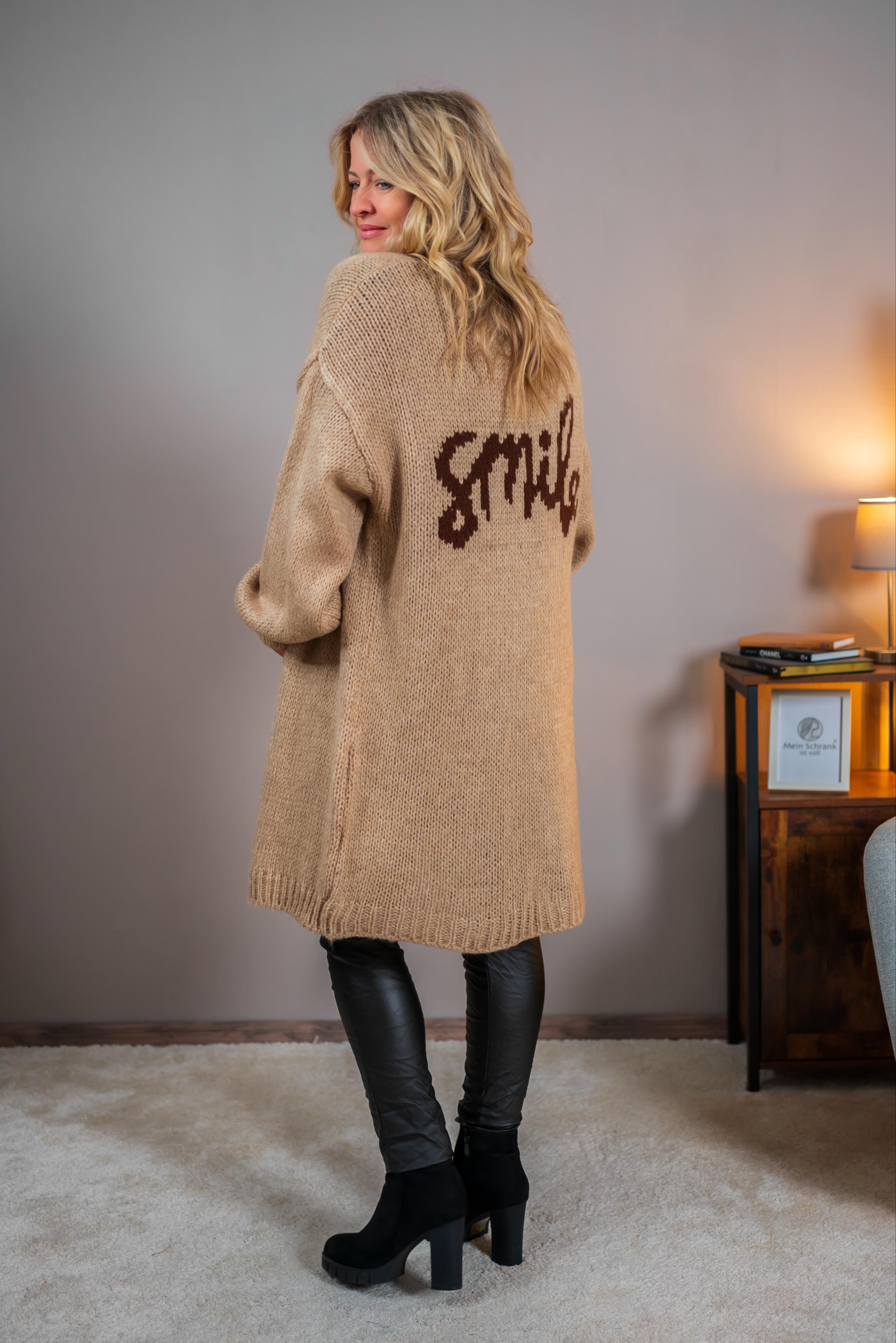 Langer Strick-Cardigan mit Statement-Schriftzug, beige