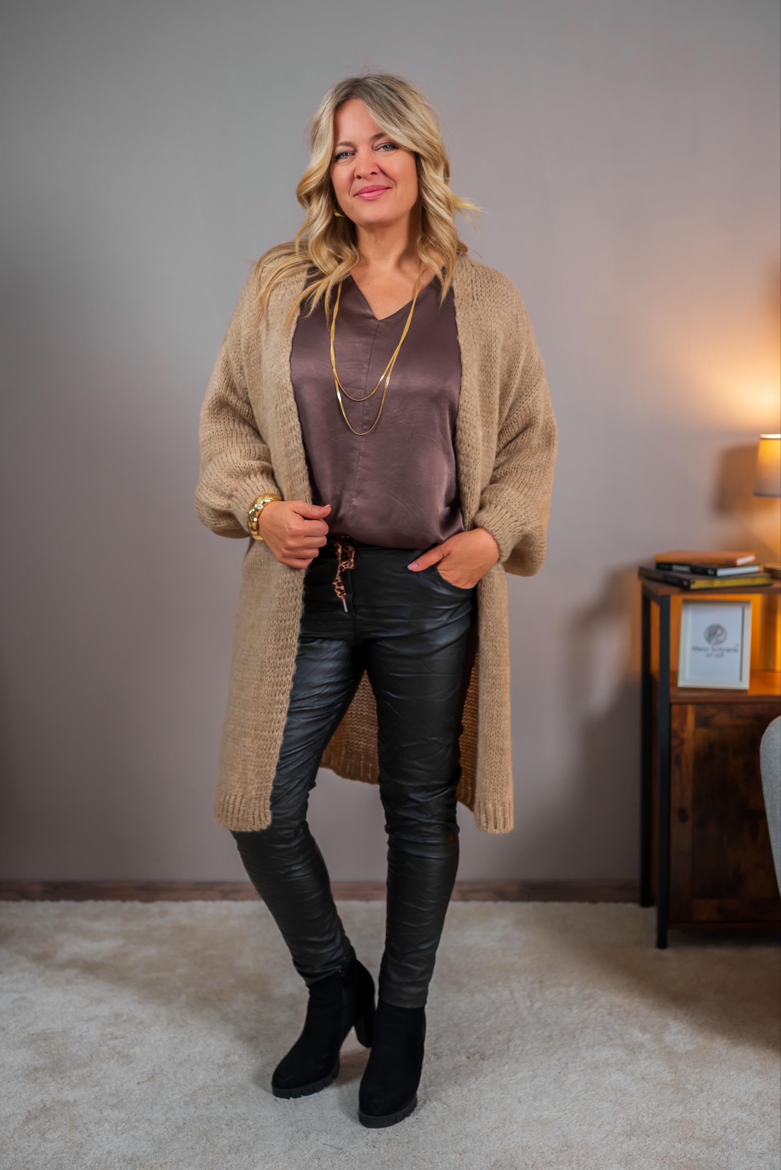 Langer Strick-Cardigan mit Statement-Schriftzug, beige