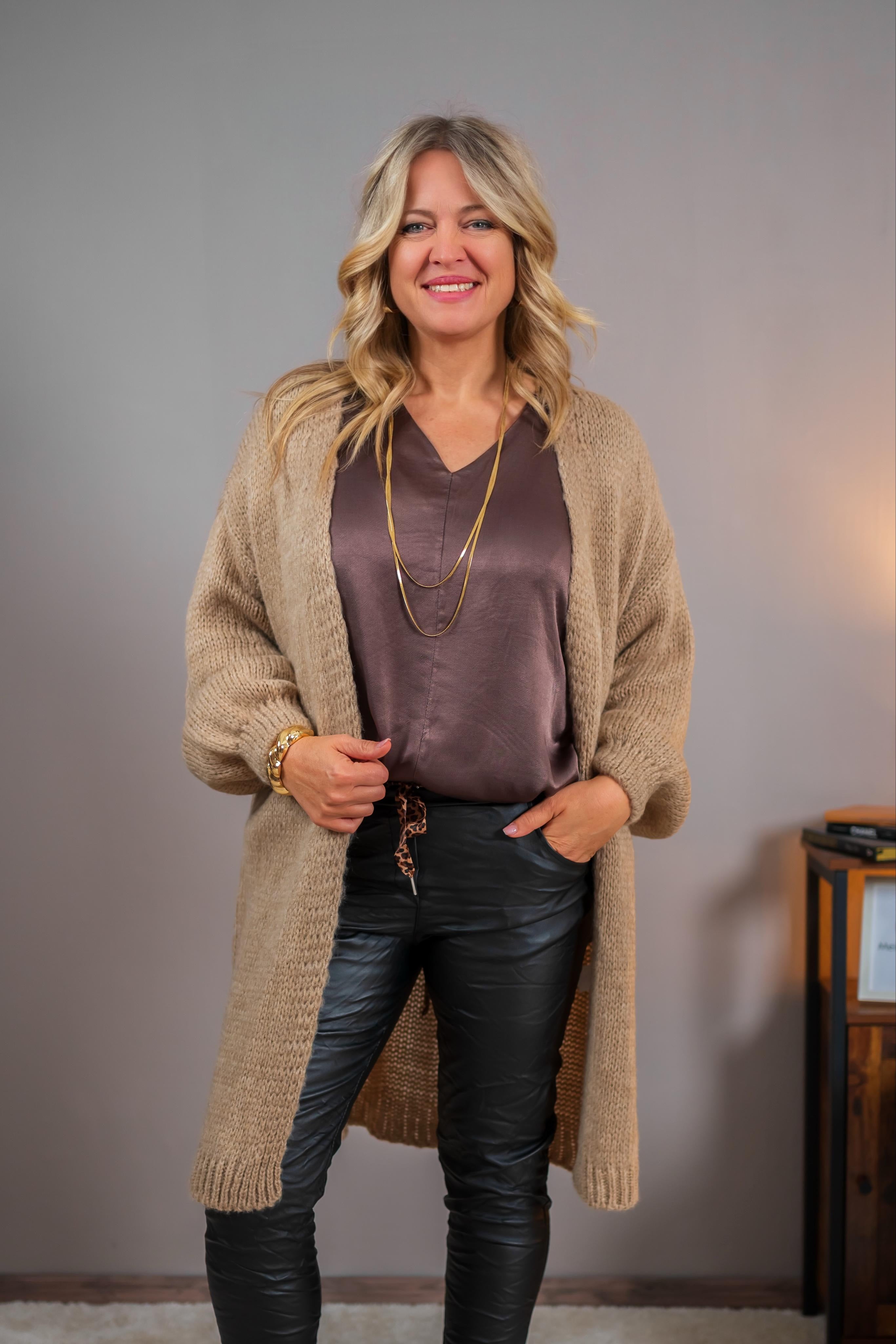Langer Strick-Cardigan mit Statement-Schriftzug, beige
