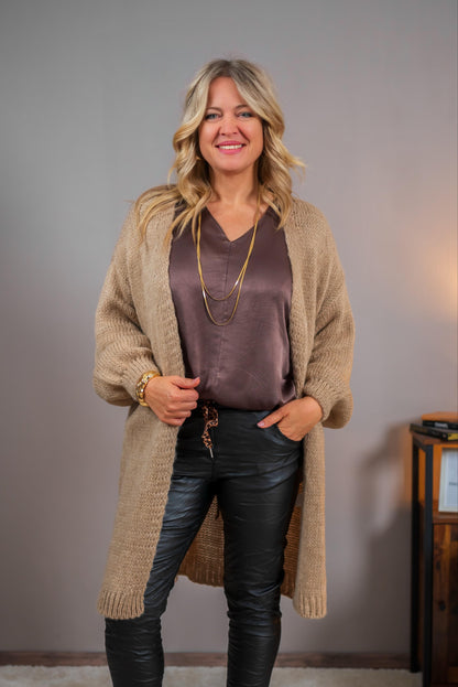 Langer Strick-Cardigan mit Statement-Schriftzug, beige
