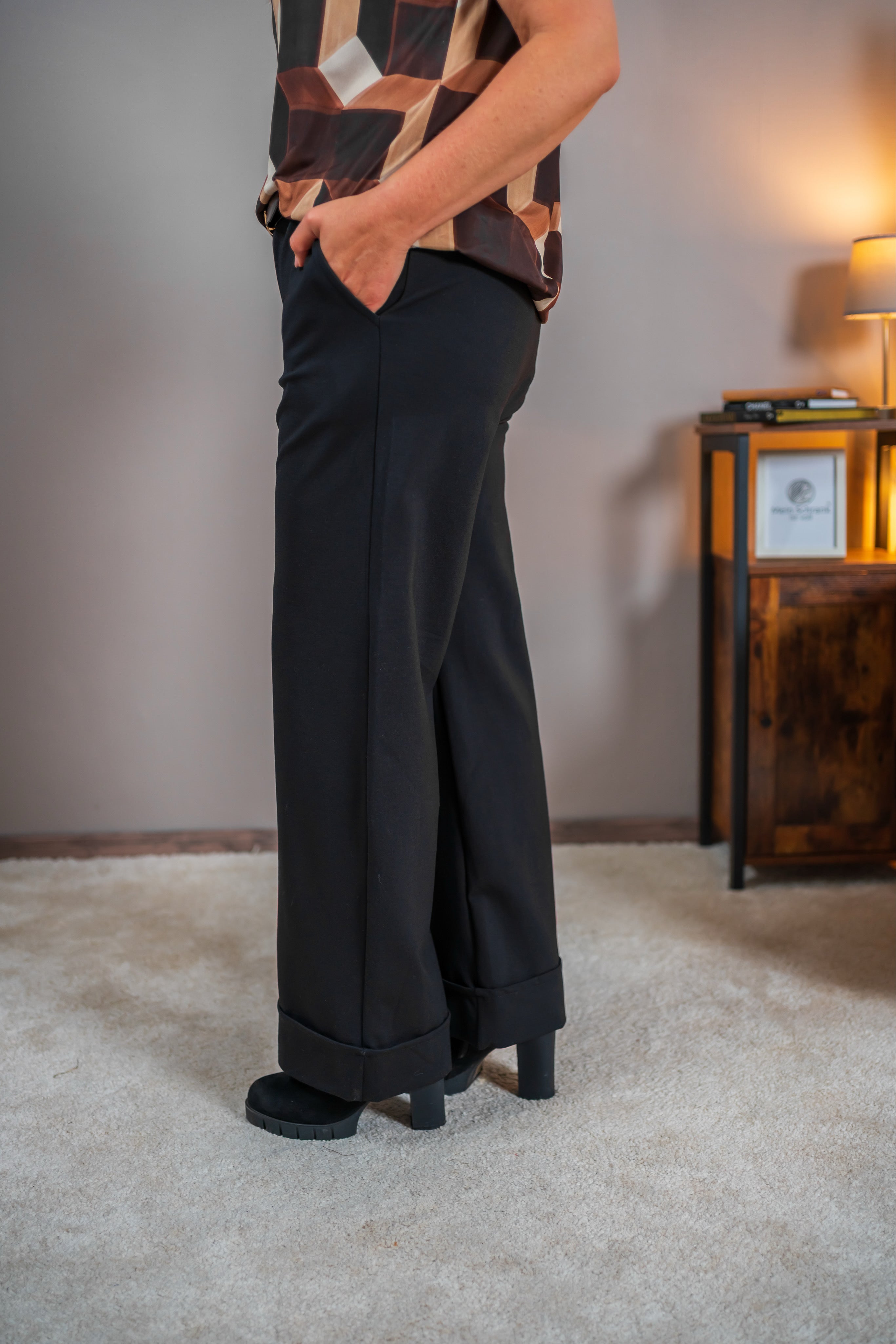 Weite Hose mit Umschlag-Saum, schwarz