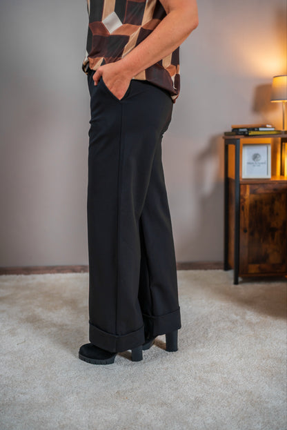 Weite Hose mit Umschlag-Saum, schwarz