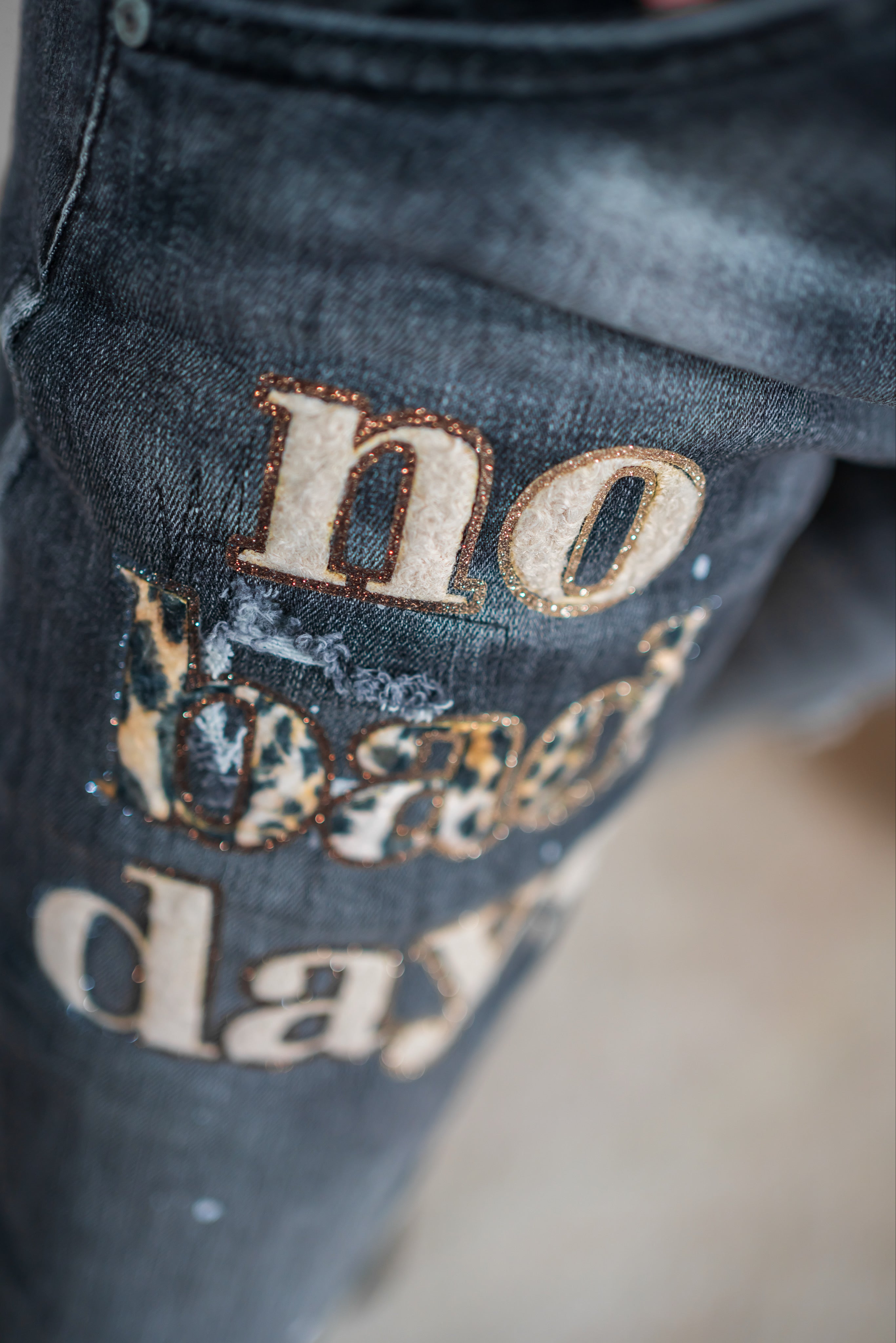 Jeans mit Flock-Aufdruck, dunkelgrau