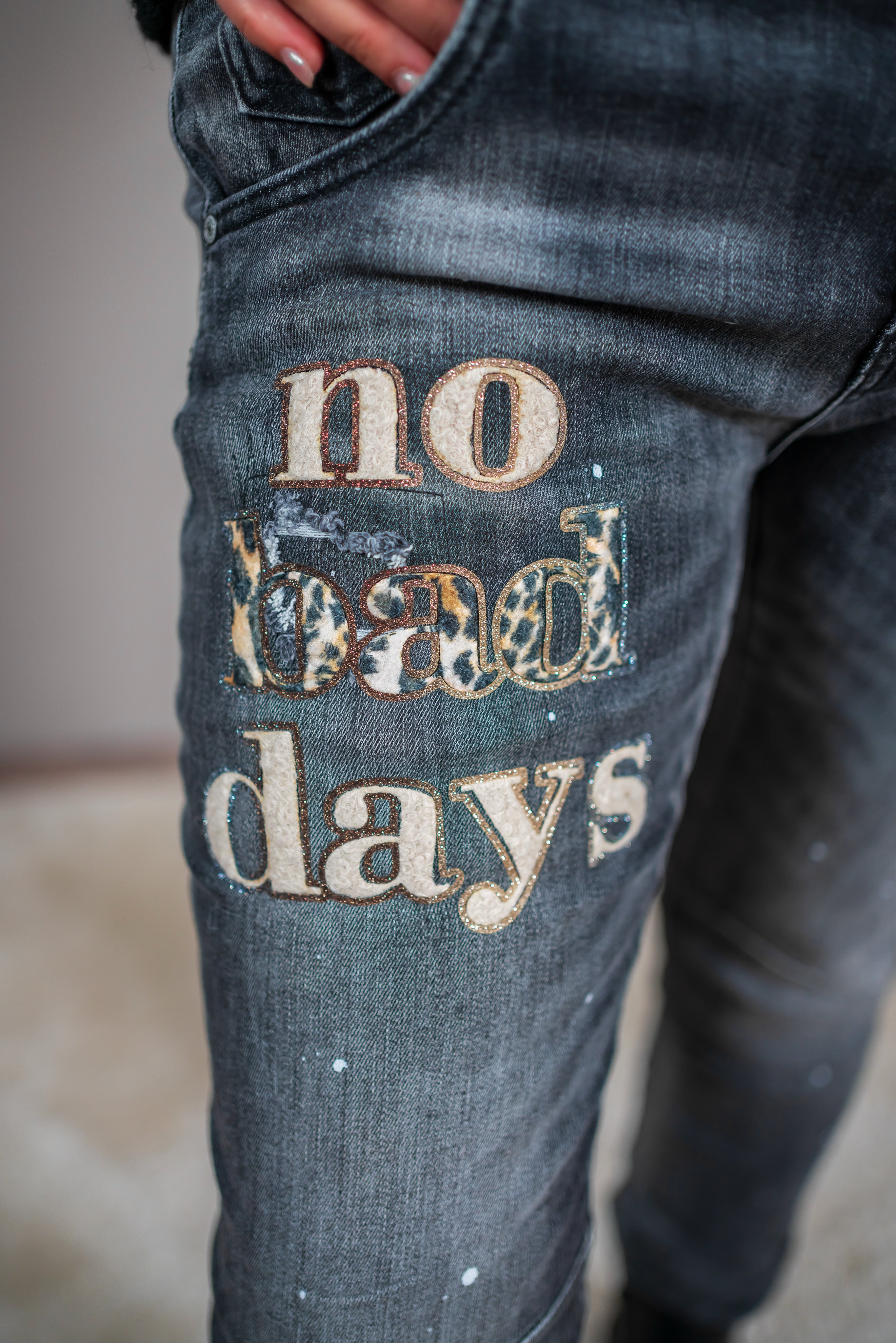 Jeans mit Flock-Aufdruck, dunkelgrau