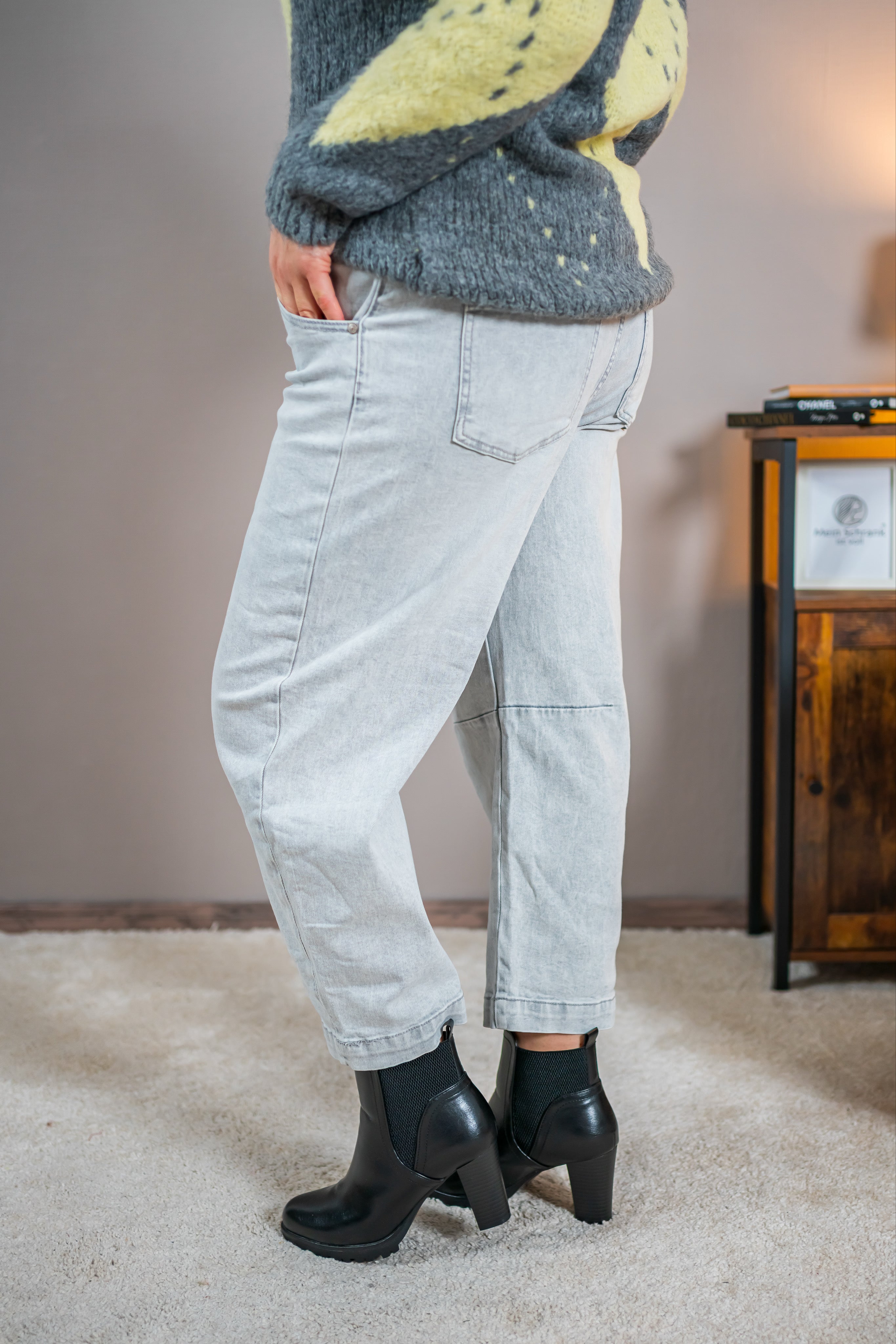 Jeans mit leicht zulaufenden Schnitt, hellgrau