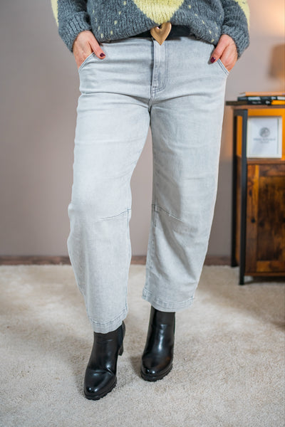Jeans mit leicht zulaufenden Schnitt, hellgrau