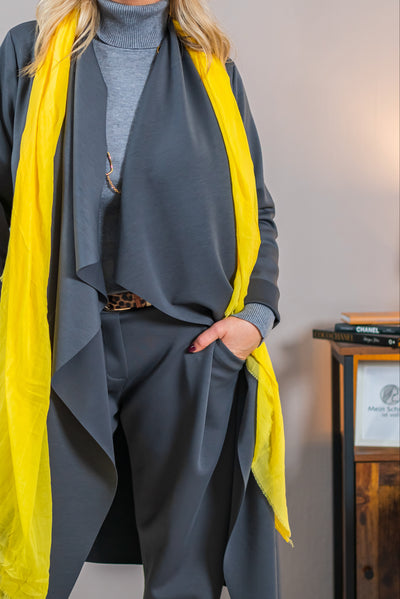 Schal in leuchtendem Gelb