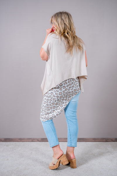 Asymmetrisches Top mit Leo-Print, beige