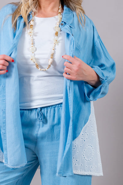 Oversized Hemdbluse mit Lochstickerei-Rücken in Hellblau