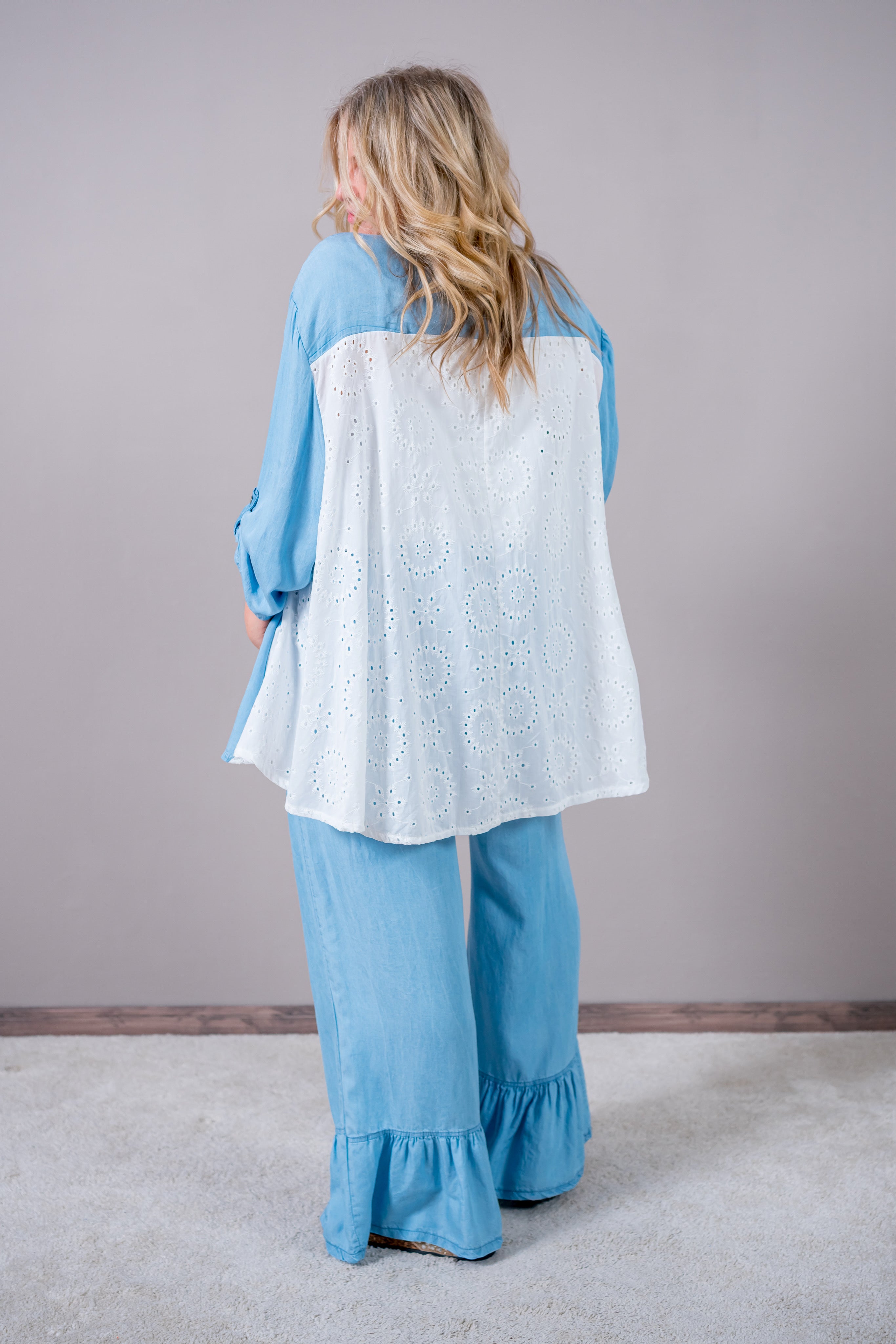 Oversized Hemdbluse mit Lochstickerei-Rücken in Hellblau