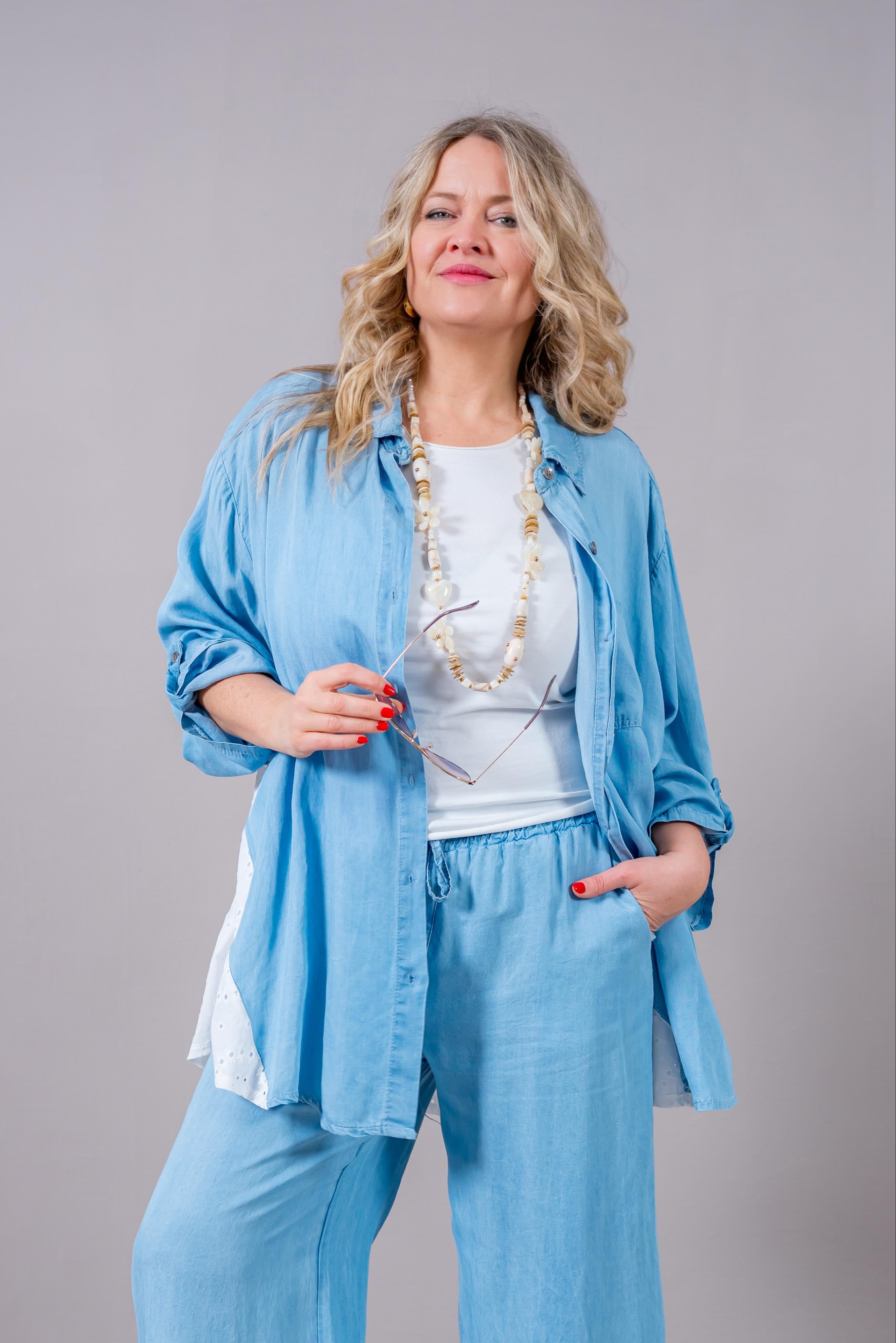 Oversized Hemdbluse mit Lochstickerei-Rücken in Hellblau