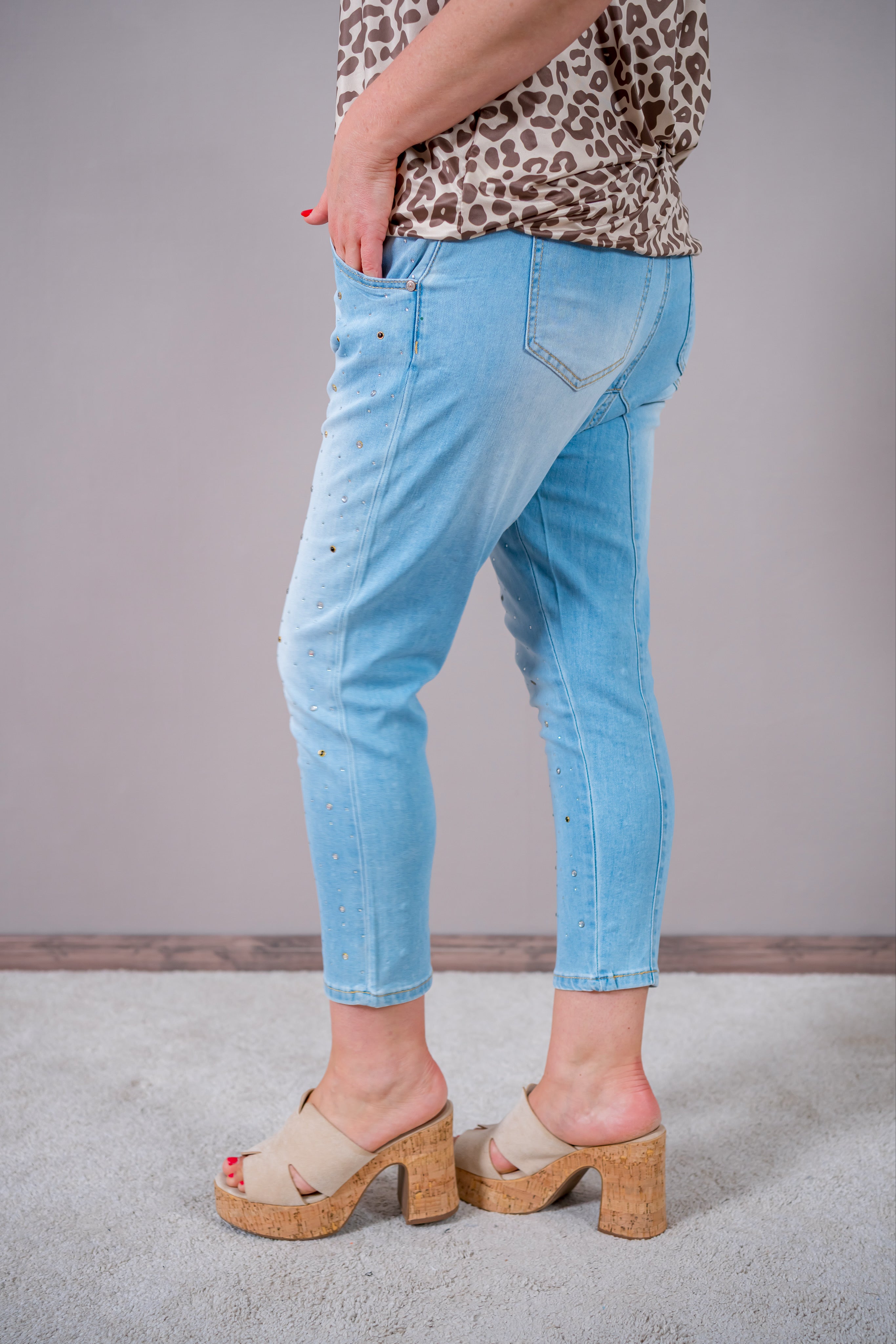 Leichte Baggy-Jeans mit Steinchen besetzt, hellblau