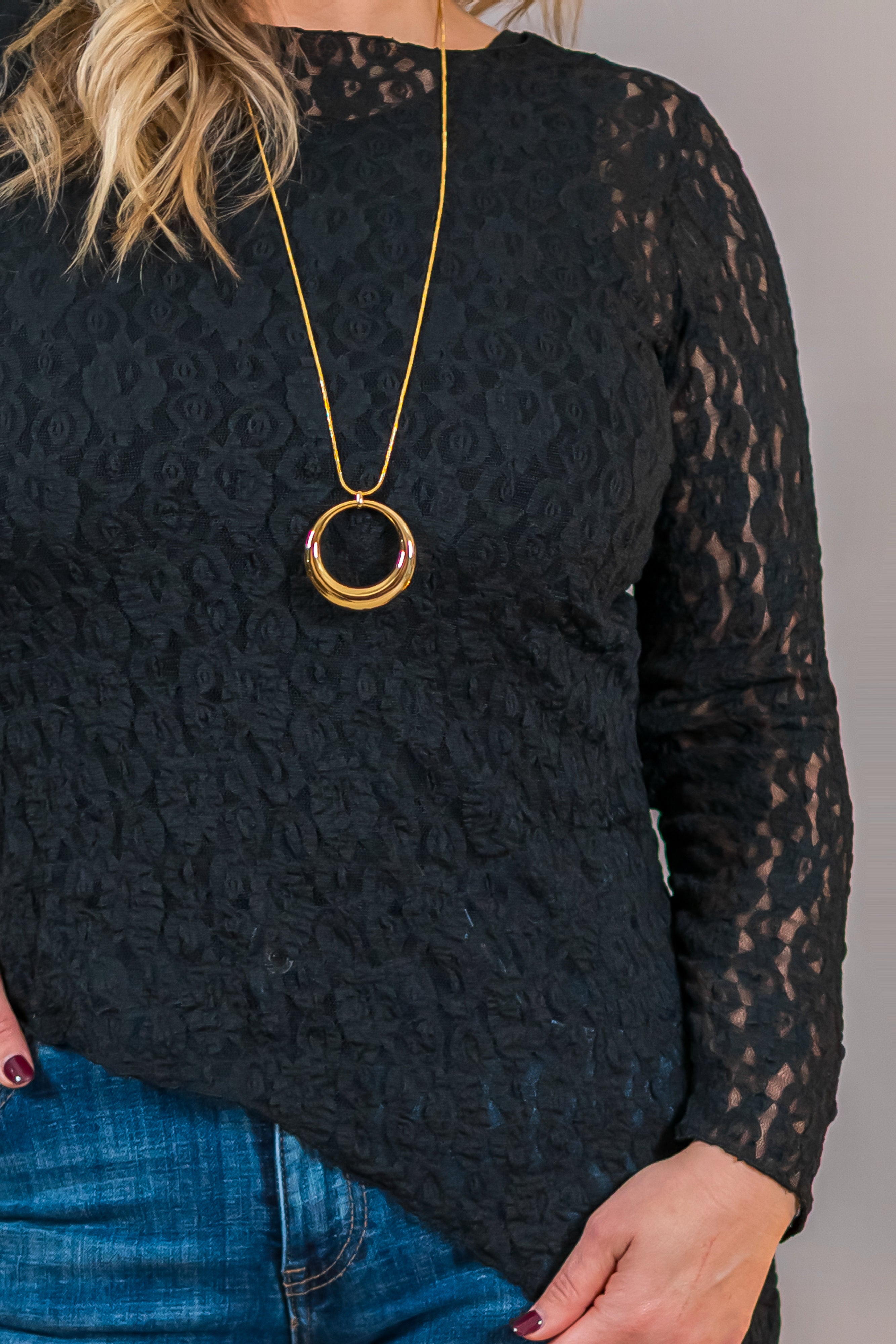 Leichtes asymmetrisches Langarmshirt mit Spitze, schwarz