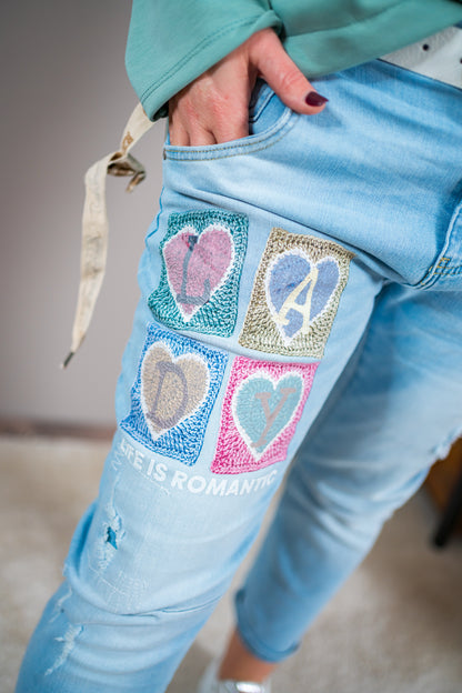 Jeans mit Patches und Schriftzug, hellblau