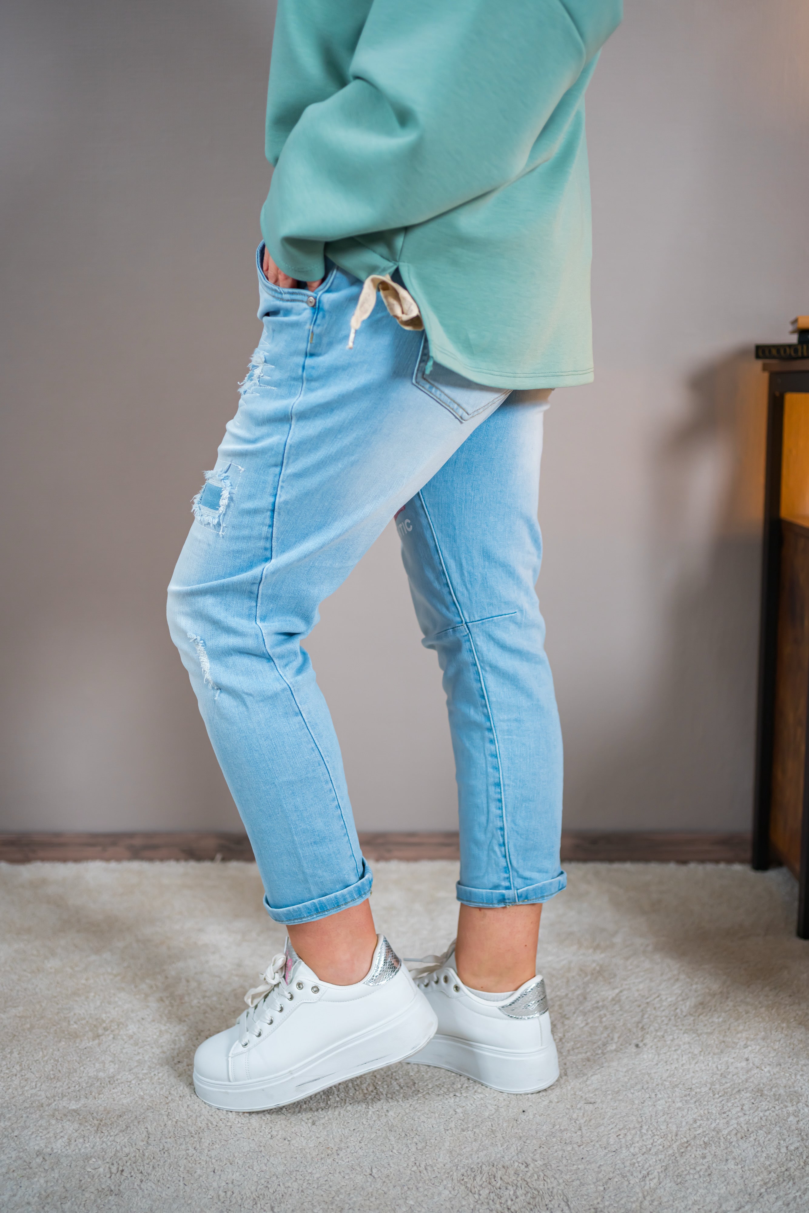 Jeans mit Patches und Schriftzug, hellblau