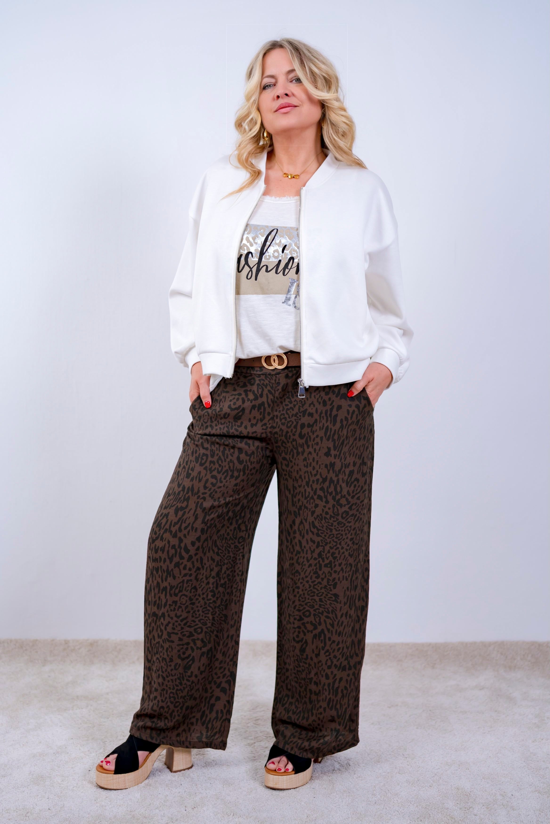 Weite Hose im Leo-Look mit Gürtel