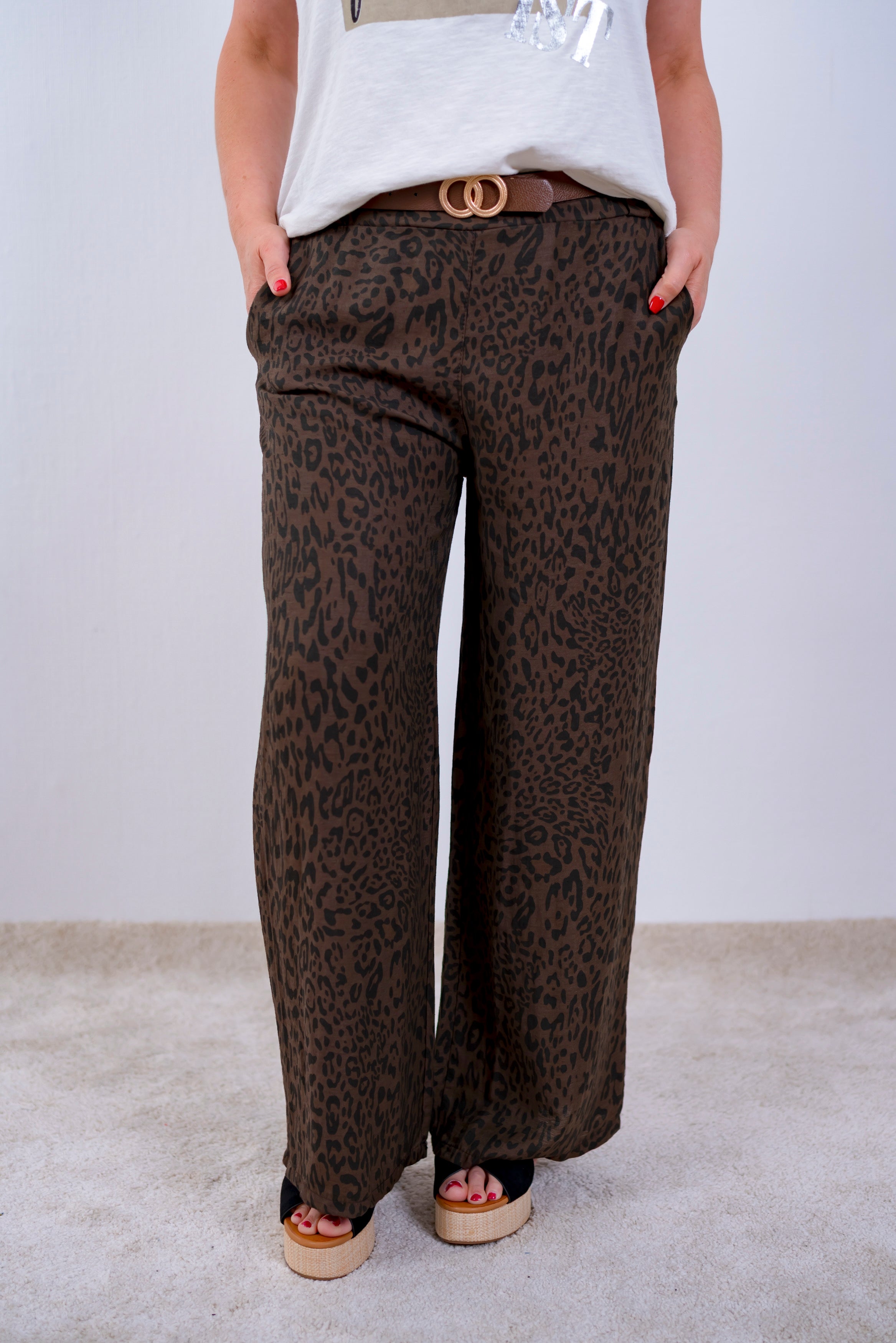 Weite Hose im Leo-Look mit Gürtel