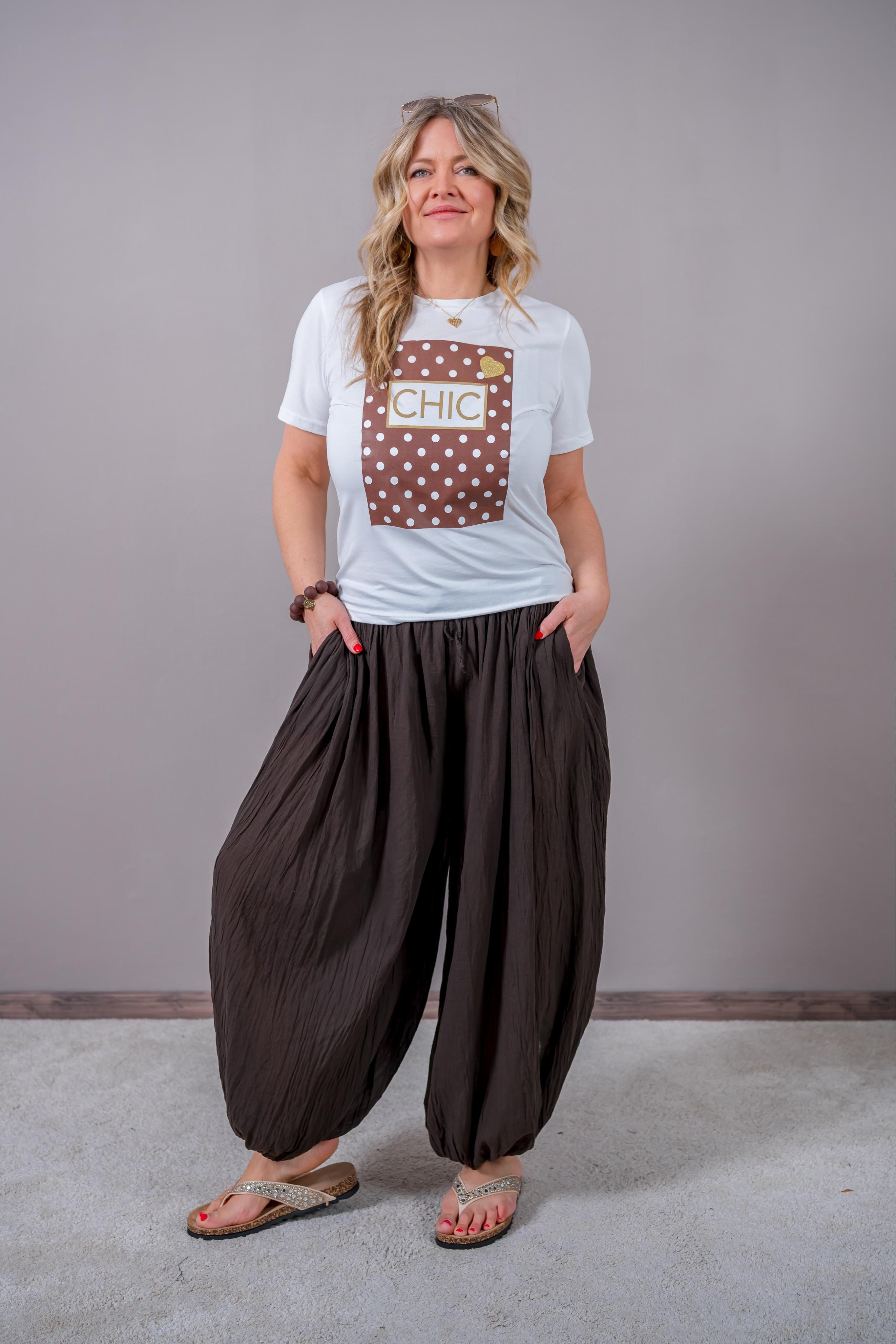 Weißes Statement-Shirt 'CHIC', Punkte & Gold